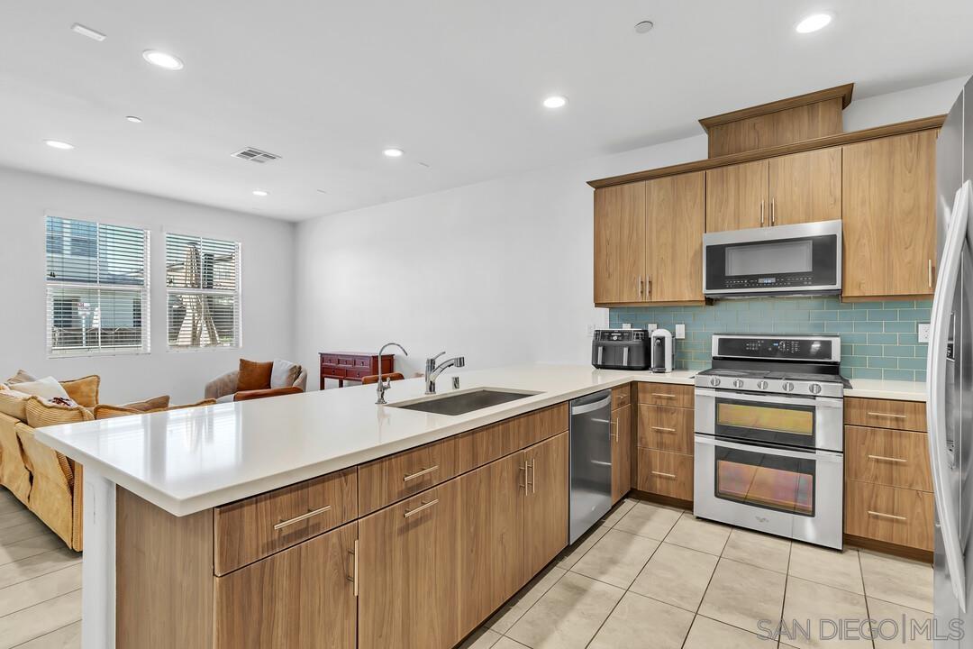 Detail Gallery Image 3 of 34 For 1961  Avenida Citron Unit 115  #115,  Chula Vista,  CA 91913 - 3 Beds | 2/1 Baths