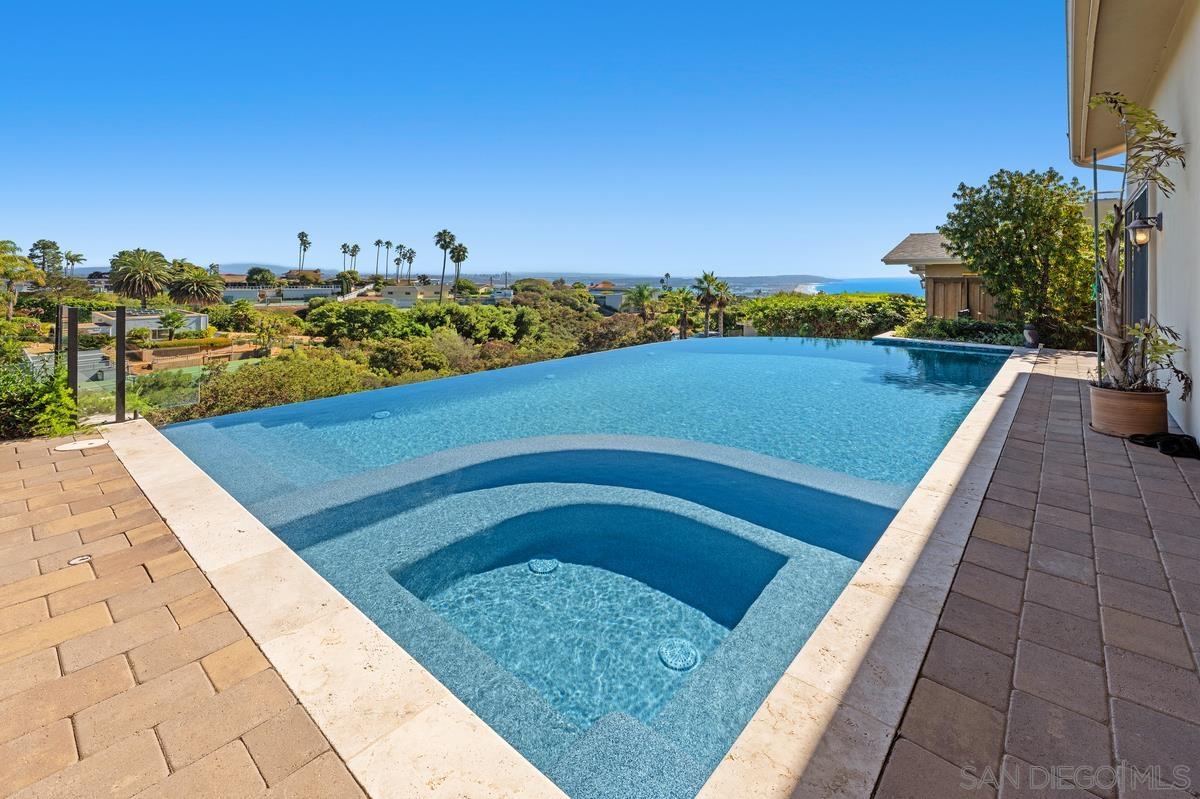 Detail Gallery Image 4 of 29 For 5971  La Jolla Mesa Dr, La Jolla,  CA 92037 - 4 Beds | 3 Baths