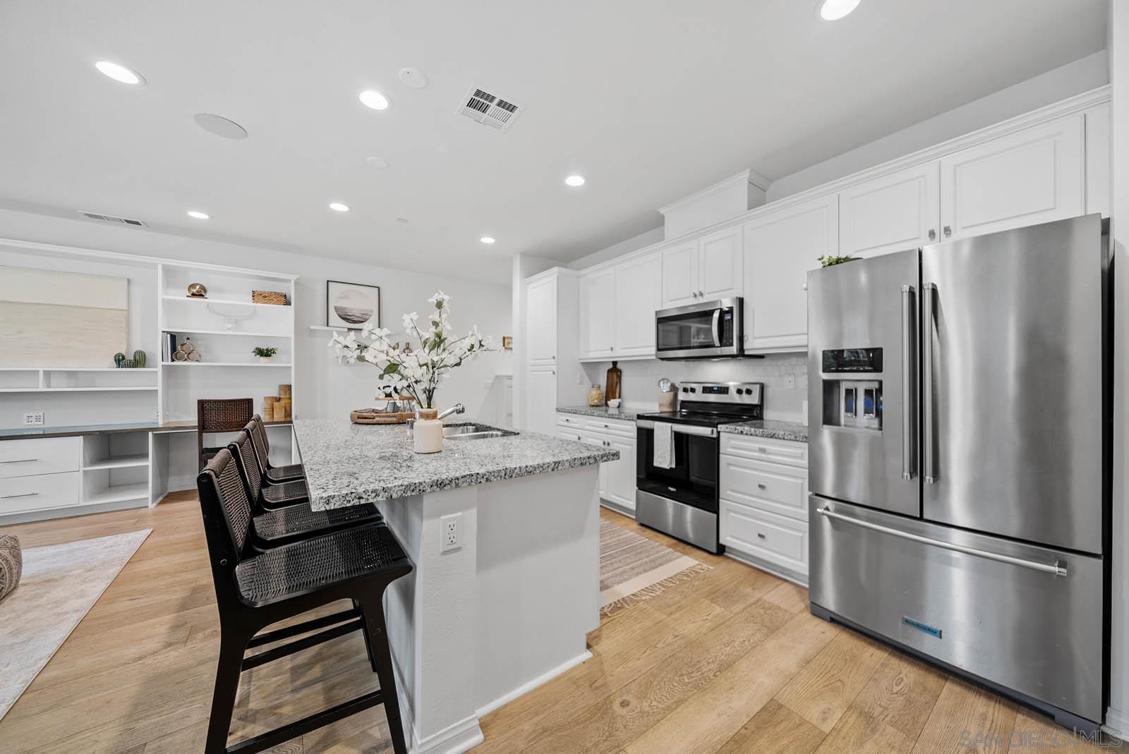 Detail Gallery Image 5 of 59 For 3135  Linwood St, Vista,  CA 92081 - 3 Beds | 2/1 Baths