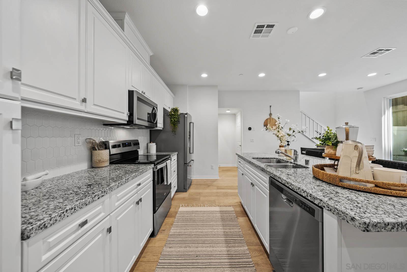 Detail Gallery Image 6 of 59 For 3135  Linwood St, Vista,  CA 92081 - 3 Beds | 2/1 Baths