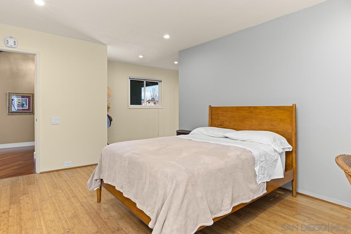 Detail Gallery Image 16 of 25 For 2939  Governor Drive, San Diego,  CA 92122 - 4 Beds | 3 Baths