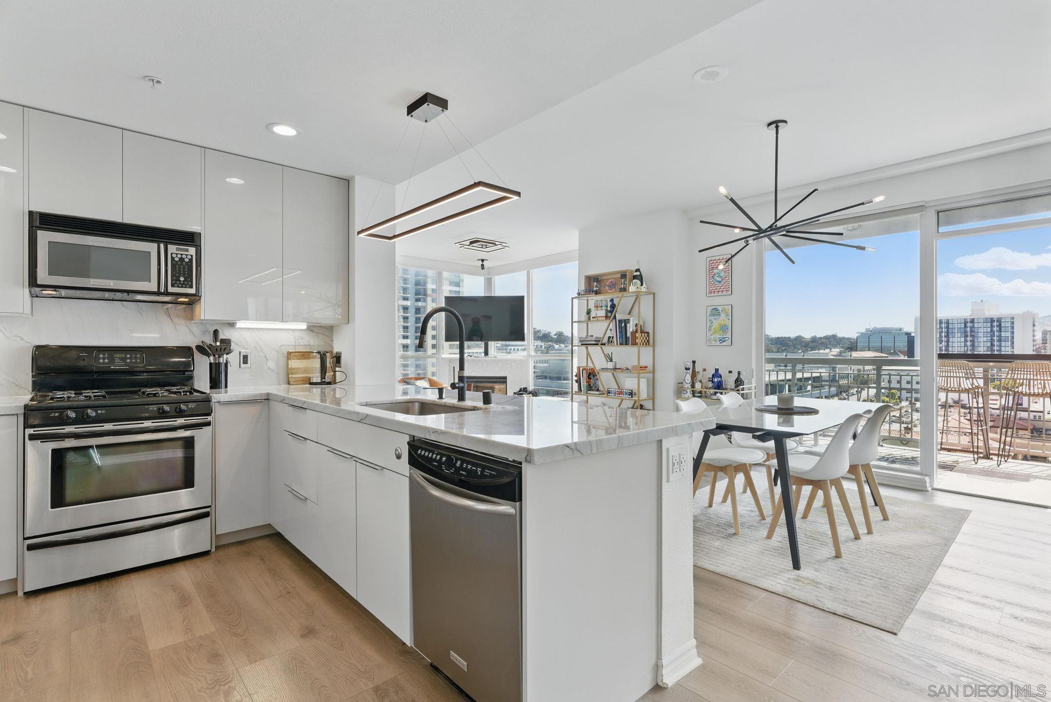 Detail Gallery Image 4 of 44 For 300 W Beech St  #1408,  San Diego,  CA 92101 - 2 Beds | 2 Baths