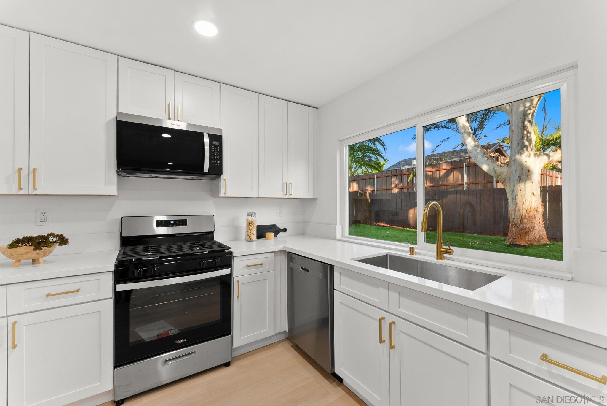 Detail Gallery Image 9 of 35 For 1215  Armstrong Circle, Escondido,  CA 92027 - 4 Beds | 2/1 Baths