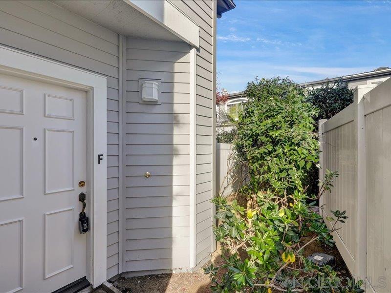 Detail Gallery Image 2 of 33 For 8641  via Mallorca  F, La Jolla,  CA 92037 - 2 Beds | 2/1 Baths