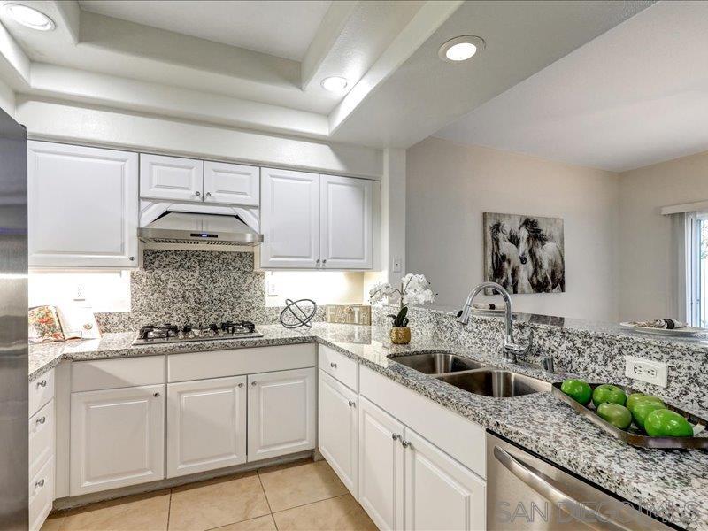 Detail Gallery Image 11 of 33 For 8641  via Mallorca  F, La Jolla,  CA 92037 - 2 Beds | 2/1 Baths