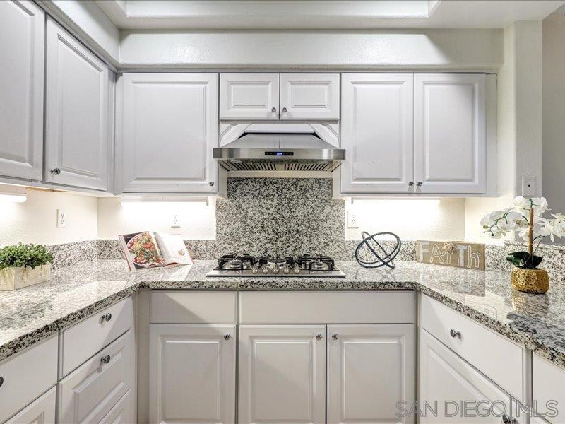 Detail Gallery Image 12 of 33 For 8641  via Mallorca  F, La Jolla,  CA 92037 - 2 Beds | 2/1 Baths