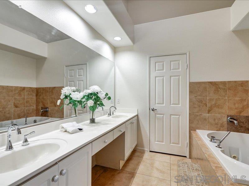 Detail Gallery Image 23 of 33 For 8641  via Mallorca  F, La Jolla,  CA 92037 - 2 Beds | 2/1 Baths