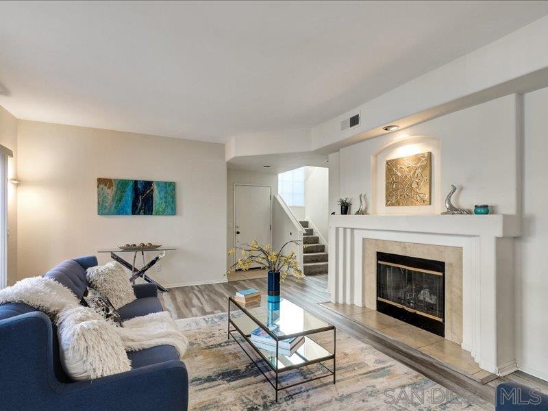 Detail Gallery Image 7 of 33 For 8641  via Mallorca  F, La Jolla,  CA 92037 - 2 Beds | 2/1 Baths
