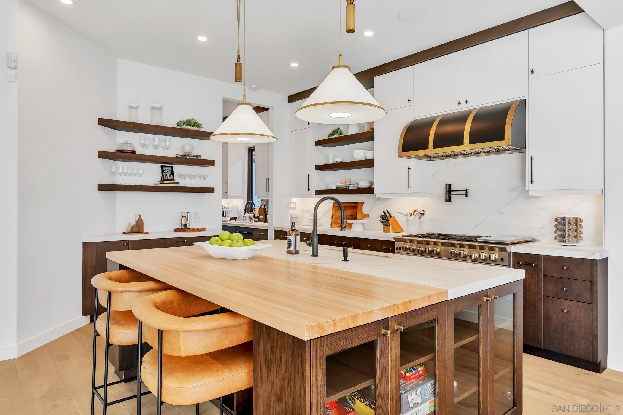 Detail Gallery Image 5 of 70 For 120  Carob Way, Coronado,  CA 92118 - 6 Beds | 5/2 Baths