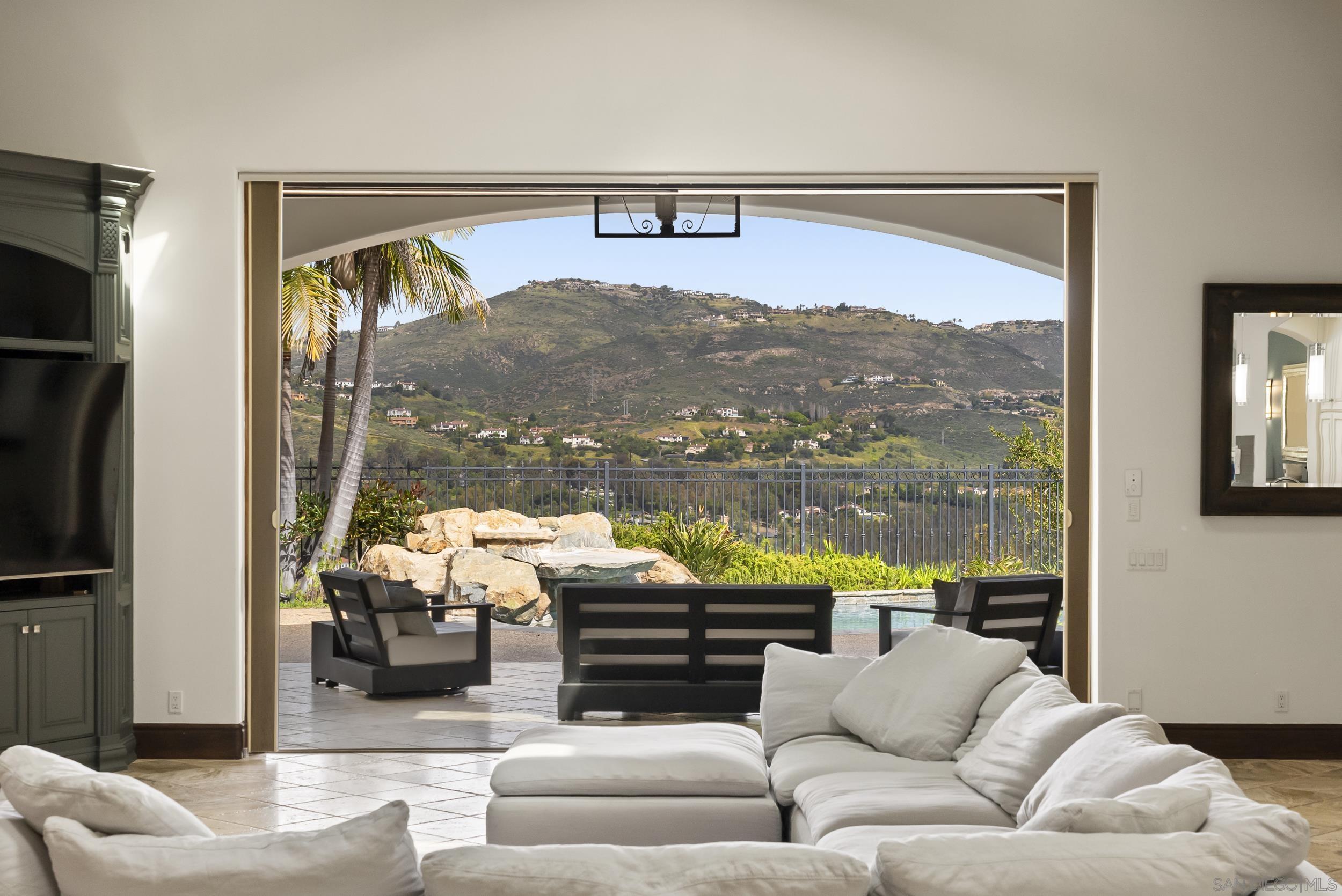 Detail Gallery Image 5 of 36 For 7628  Top O the Morning Way, San Diego,  CA 92127 - 4 Beds | 4/1 Baths