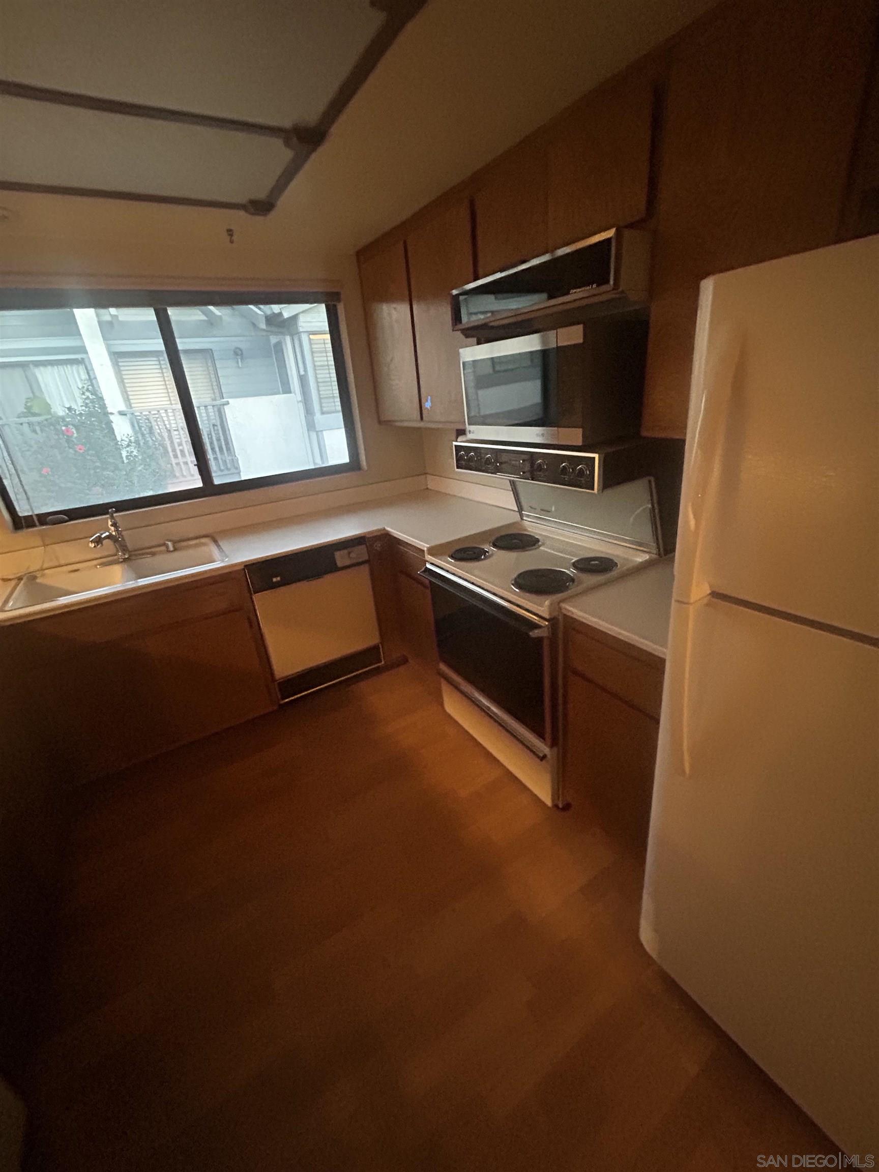 Detail Gallery Image 10 of 17 For 4055  Crystal Dawn Lane  #201,  San Diego,  CA 92122 - 2 Beds | 2 Baths