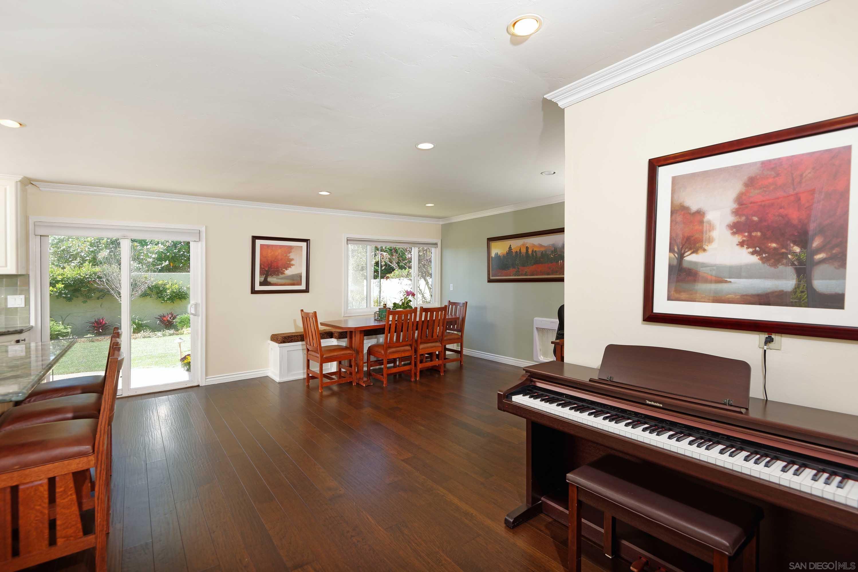 Detail Gallery Image 12 of 30 For 8358  Caminito Helecho, La Jolla,  CA 92037 - 4 Beds | 3 Baths