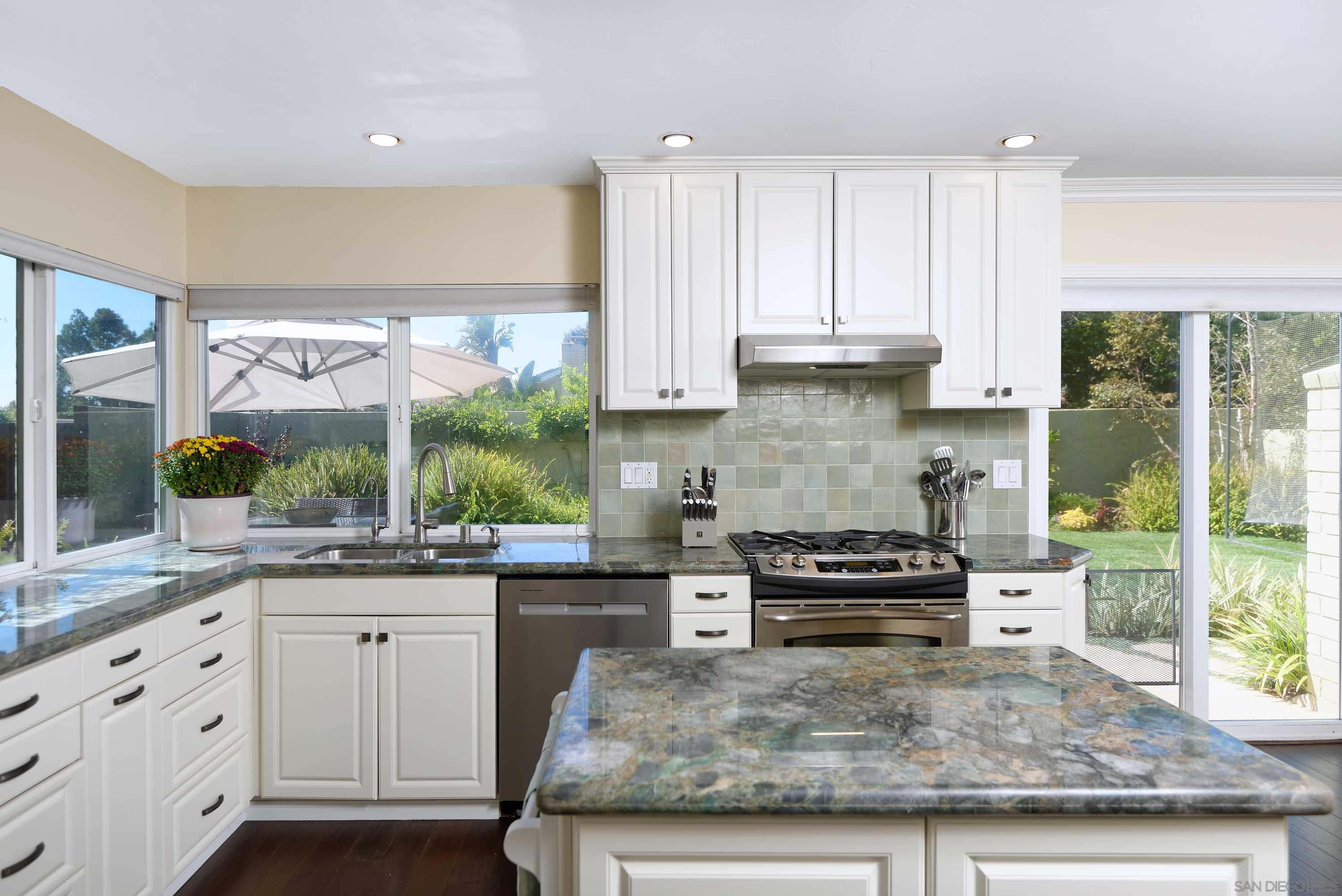 Detail Gallery Image 13 of 30 For 8358  Caminito Helecho, La Jolla,  CA 92037 - 4 Beds | 3 Baths