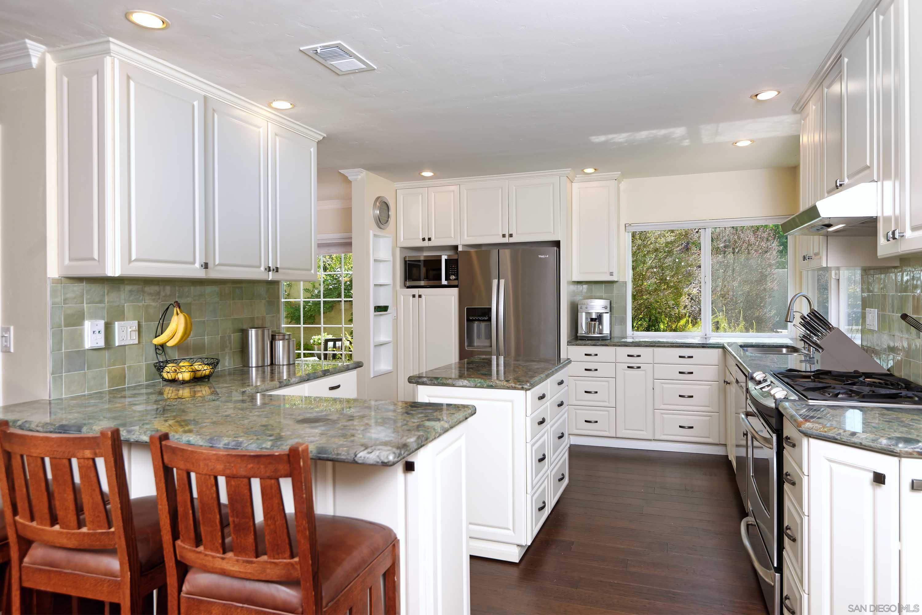 Detail Gallery Image 14 of 30 For 8358  Caminito Helecho, La Jolla,  CA 92037 - 4 Beds | 3 Baths