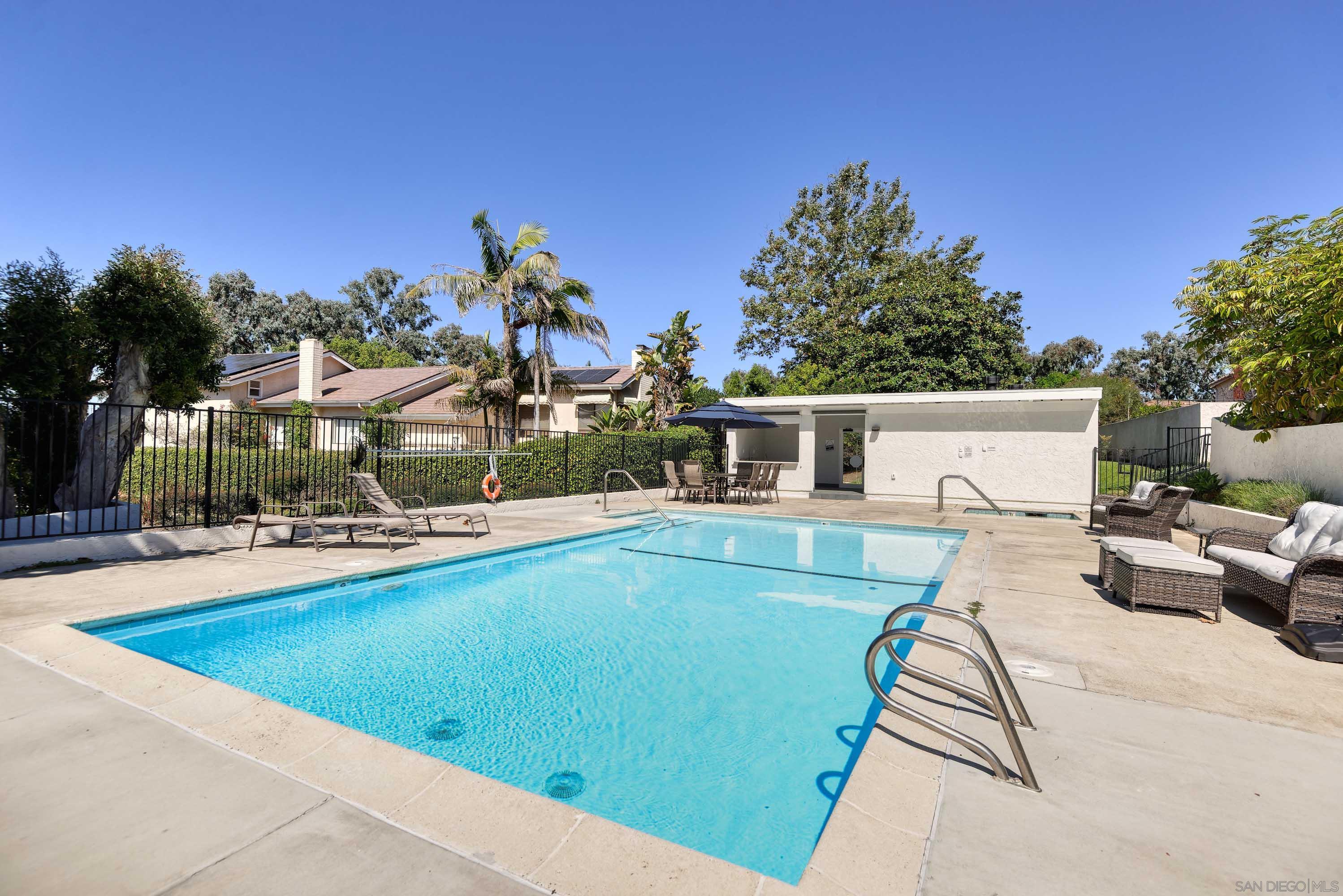 Detail Gallery Image 5 of 30 For 8358  Caminito Helecho, La Jolla,  CA 92037 - 4 Beds | 3 Baths