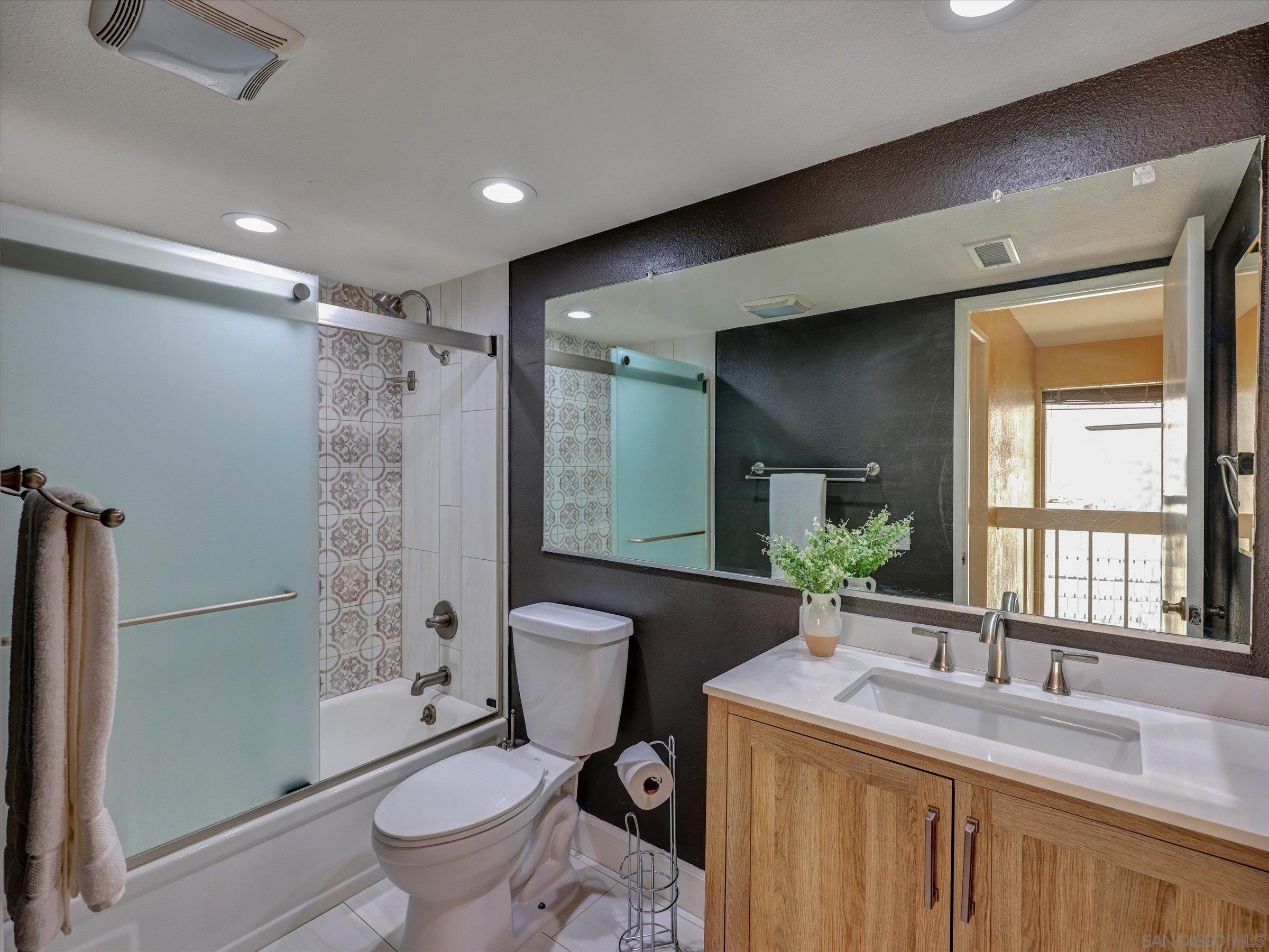 Detail Gallery Image 13 of 25 For 8995  via Andar, San Diego,  CA 92122 - 3 Beds | 2/1 Baths