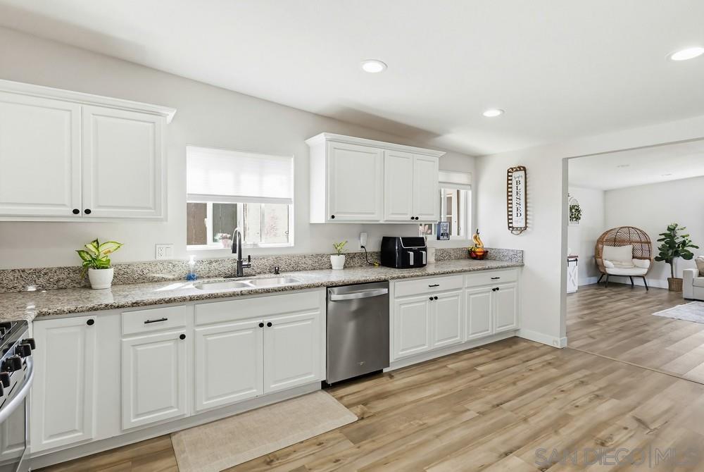 Detail Gallery Image 5 of 63 For 1451  Louden Ln, Imperial Beach,  CA 91932 - 4 Beds | 3 Baths