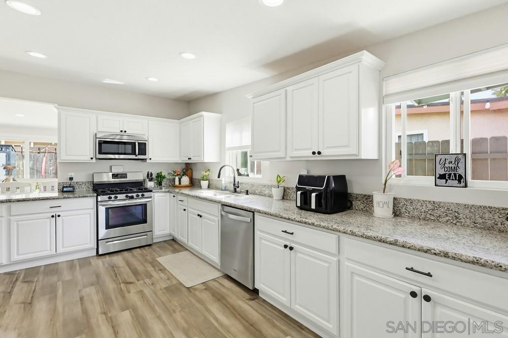 Detail Gallery Image 6 of 63 For 1451  Louden Ln, Imperial Beach,  CA 91932 - 4 Beds | 3 Baths