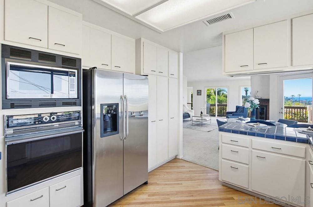 Detail Gallery Image 11 of 54 For 4562-64  Pescadero Ave., San Diego,  CA 92107 - 5 Beds | 4 Baths