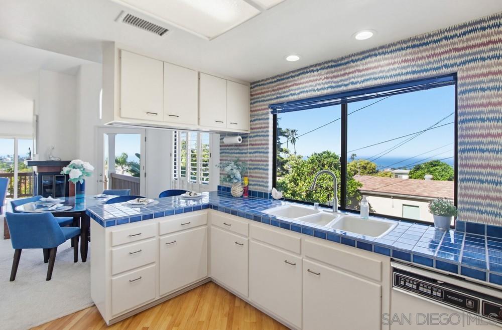 Detail Gallery Image 10 of 54 For 4562-64  Pescadero Ave., San Diego,  CA 92107 - 5 Beds | 4 Baths