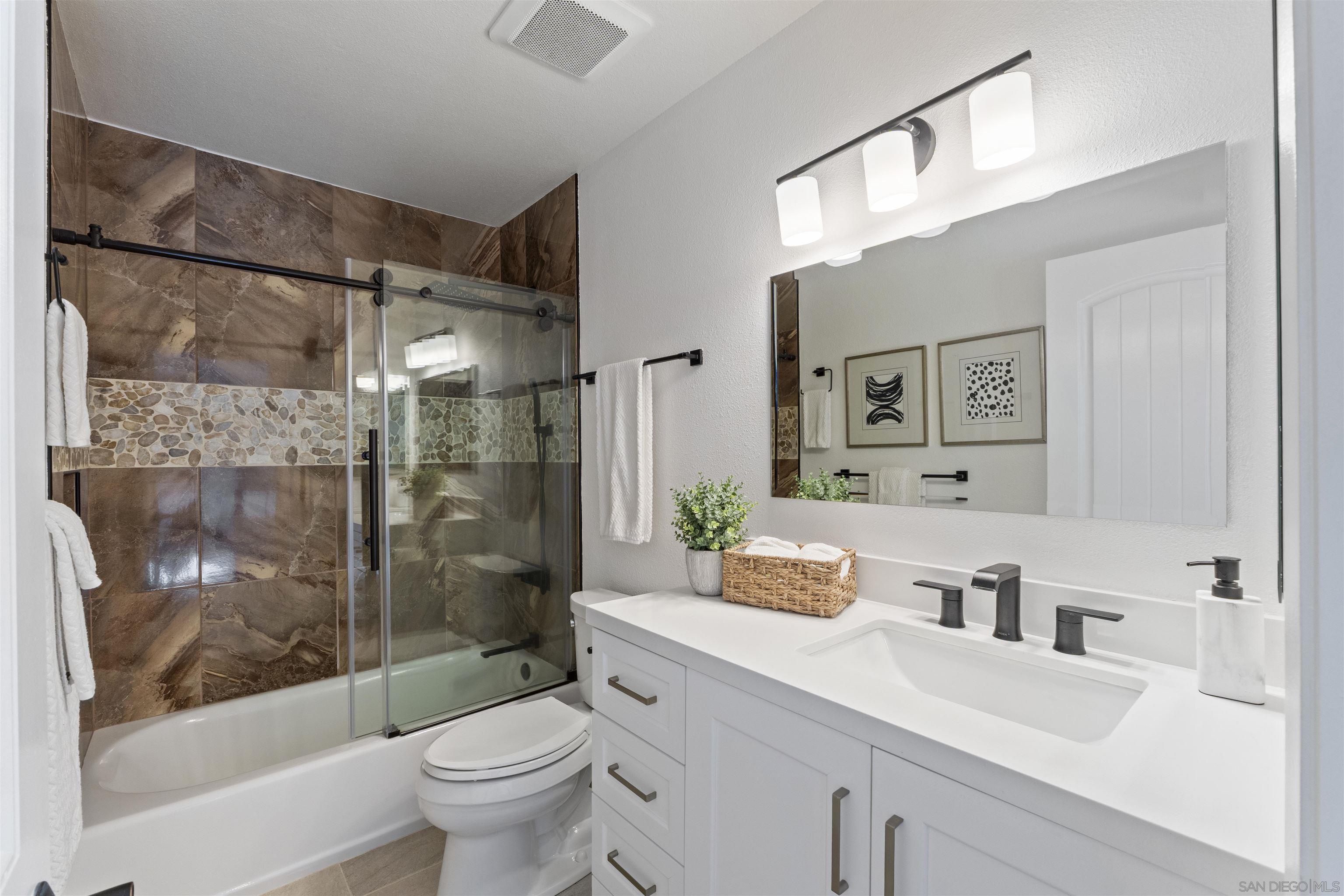 Detail Gallery Image 13 of 59 For 4508  Calle De Vida, San Diego,  CA 92124 - 4 Beds | 3 Baths