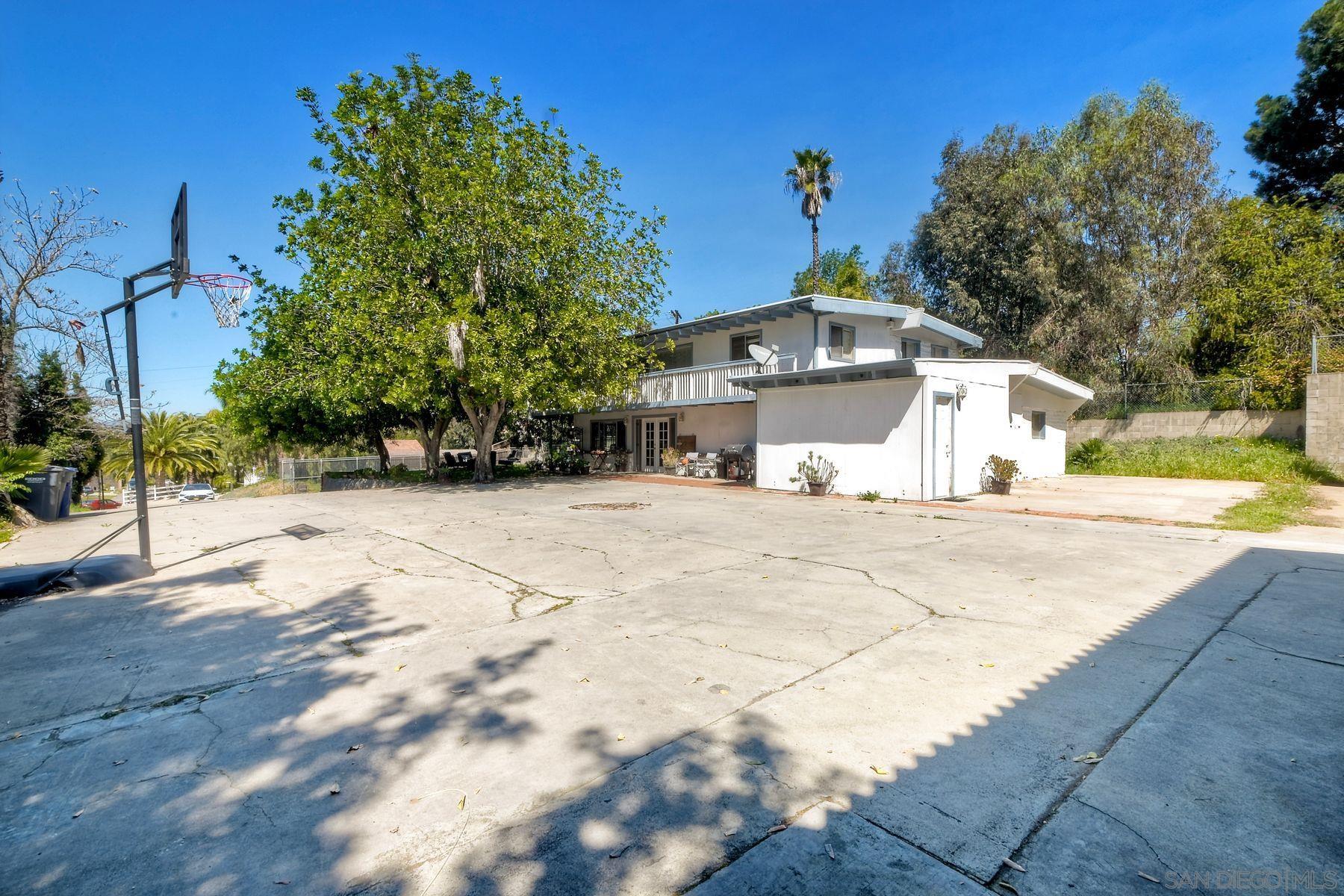 Detail Gallery Image 6 of 39 For 820  Birch Avenue, Escondido,  CA 92027 - 5 Beds | 2 Baths