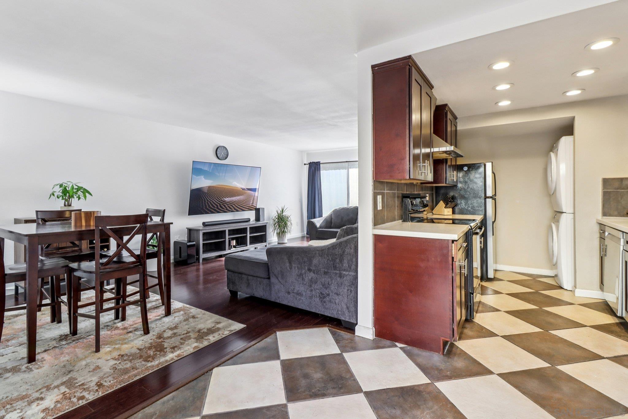 Detail Gallery Image 5 of 25 For 7809  Starling Dr, San Diego,  CA 92123 - 2 Beds | 2/1 Baths