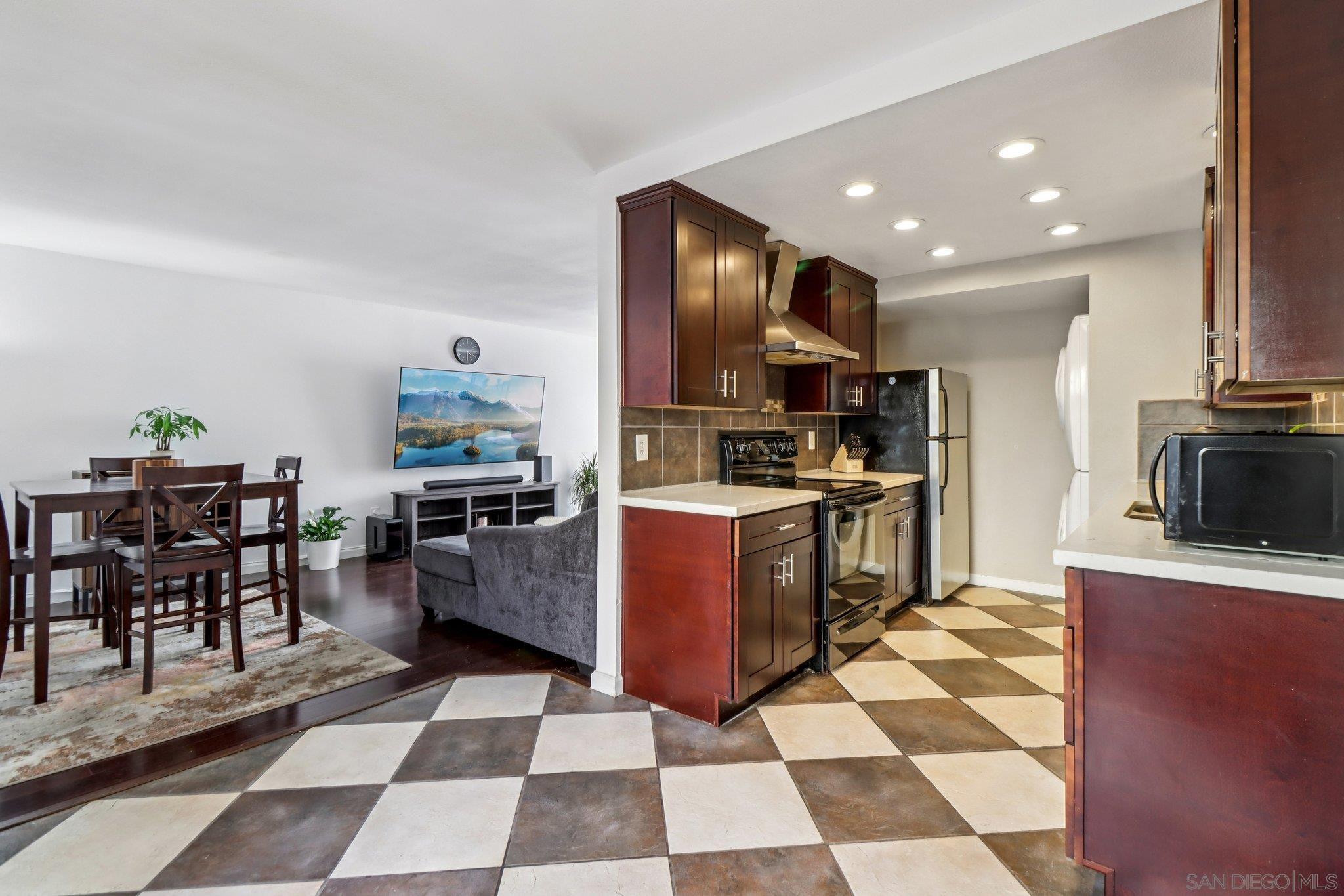 Detail Gallery Image 8 of 25 For 7809  Starling Dr, San Diego,  CA 92123 - 2 Beds | 2/1 Baths