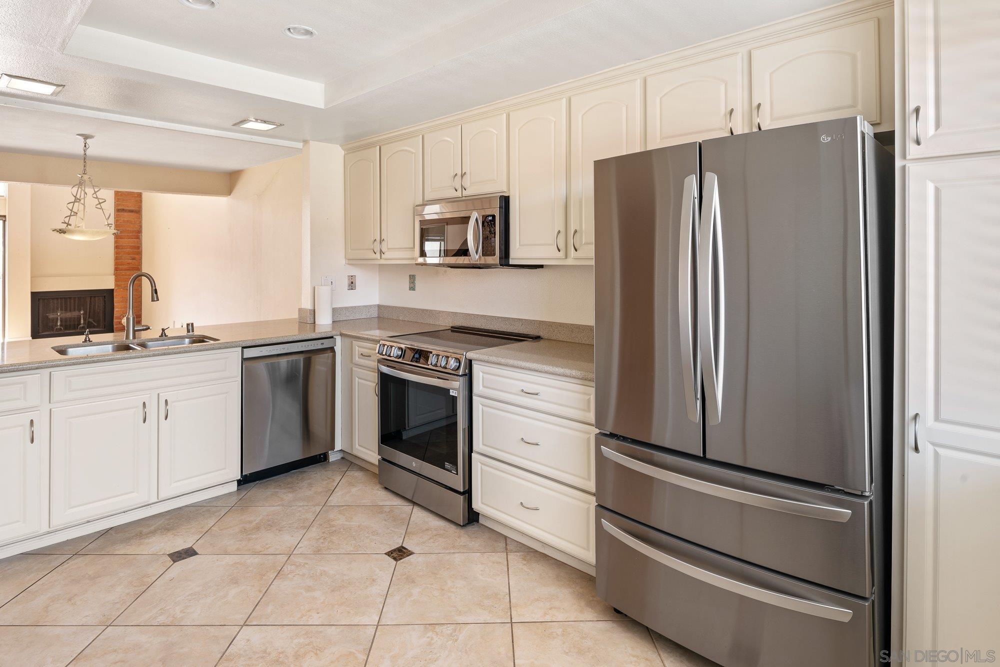 Detail Gallery Image 14 of 42 For 2506  Navarra Drive  #623,  Carlsbad,  CA 92009 - 2 Beds | 2/1 Baths