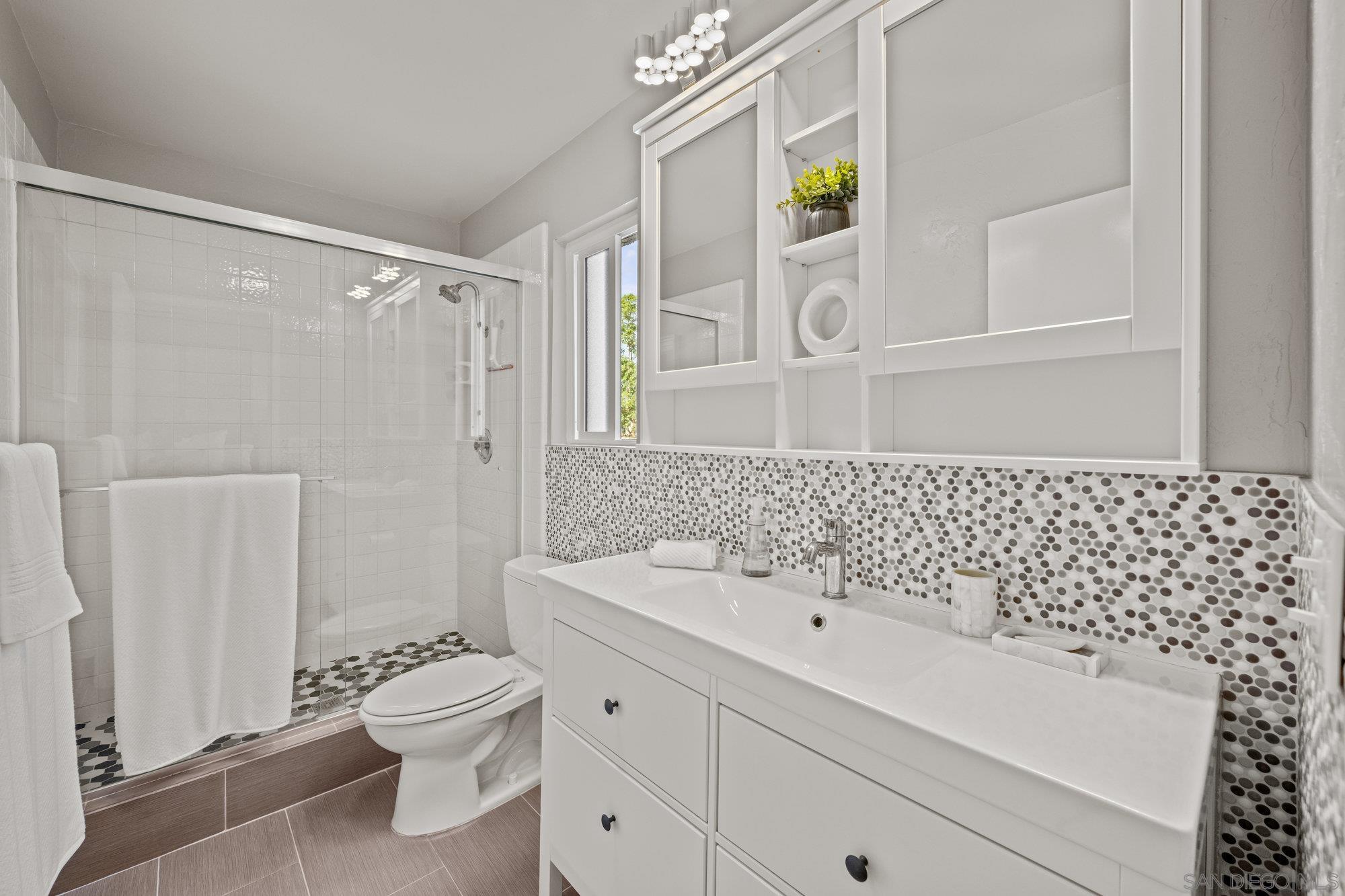 Detail Gallery Image 7 of 21 For 1074  Isabella Avenue, Coronado,  CA 92118 - 3 Beds | 2/1 Baths