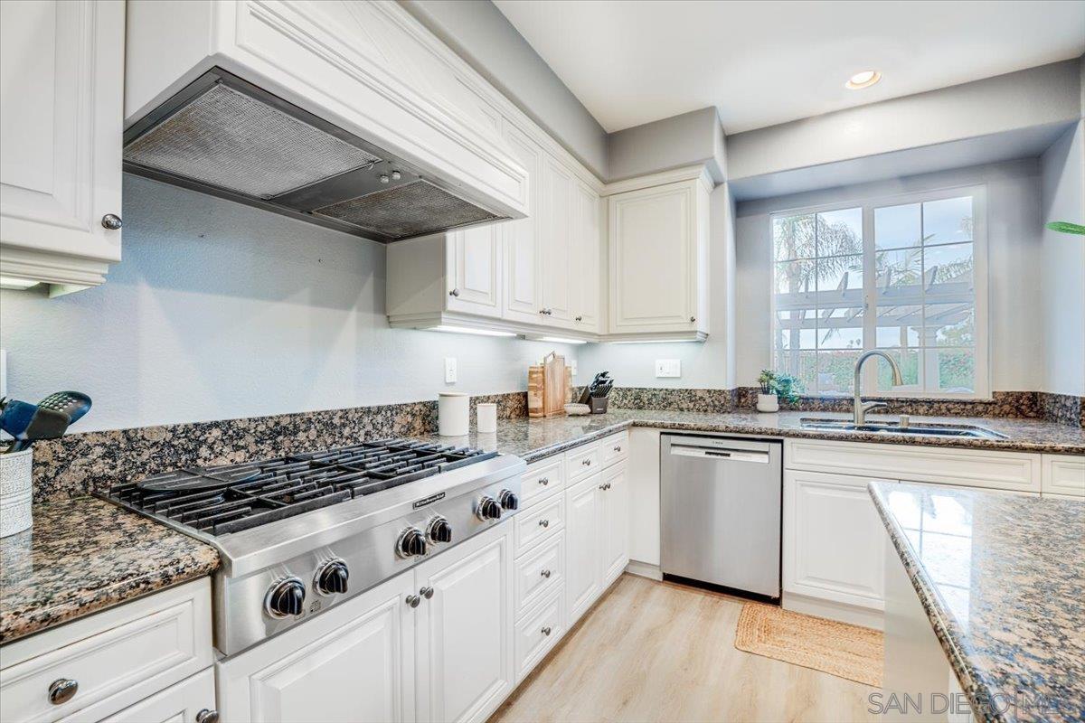 Detail Gallery Image 17 of 48 For 3272  Avenida La Cima, Carlsbad,  CA 92009 - 4 Beds | 3/1 Baths