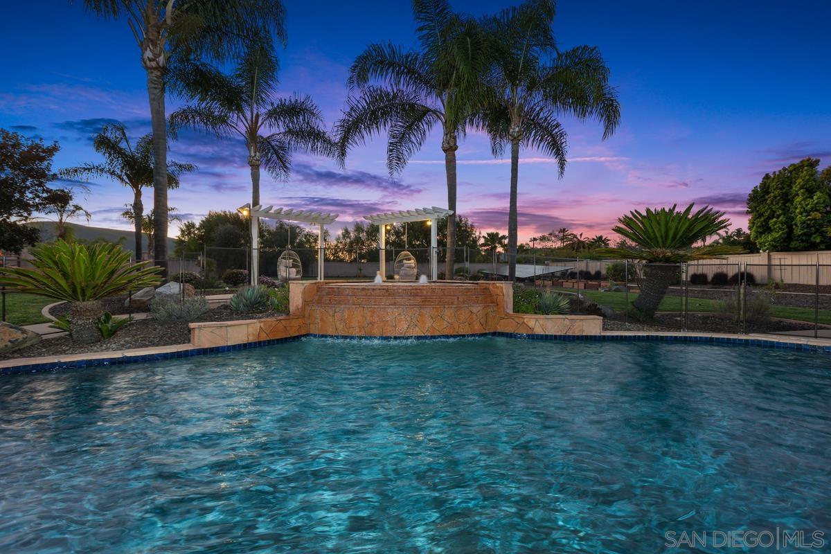 Detail Gallery Image 3 of 37 For 1751  Victoria Way, San Marcos,  CA 92069 - 5 Beds | 3/1 Baths