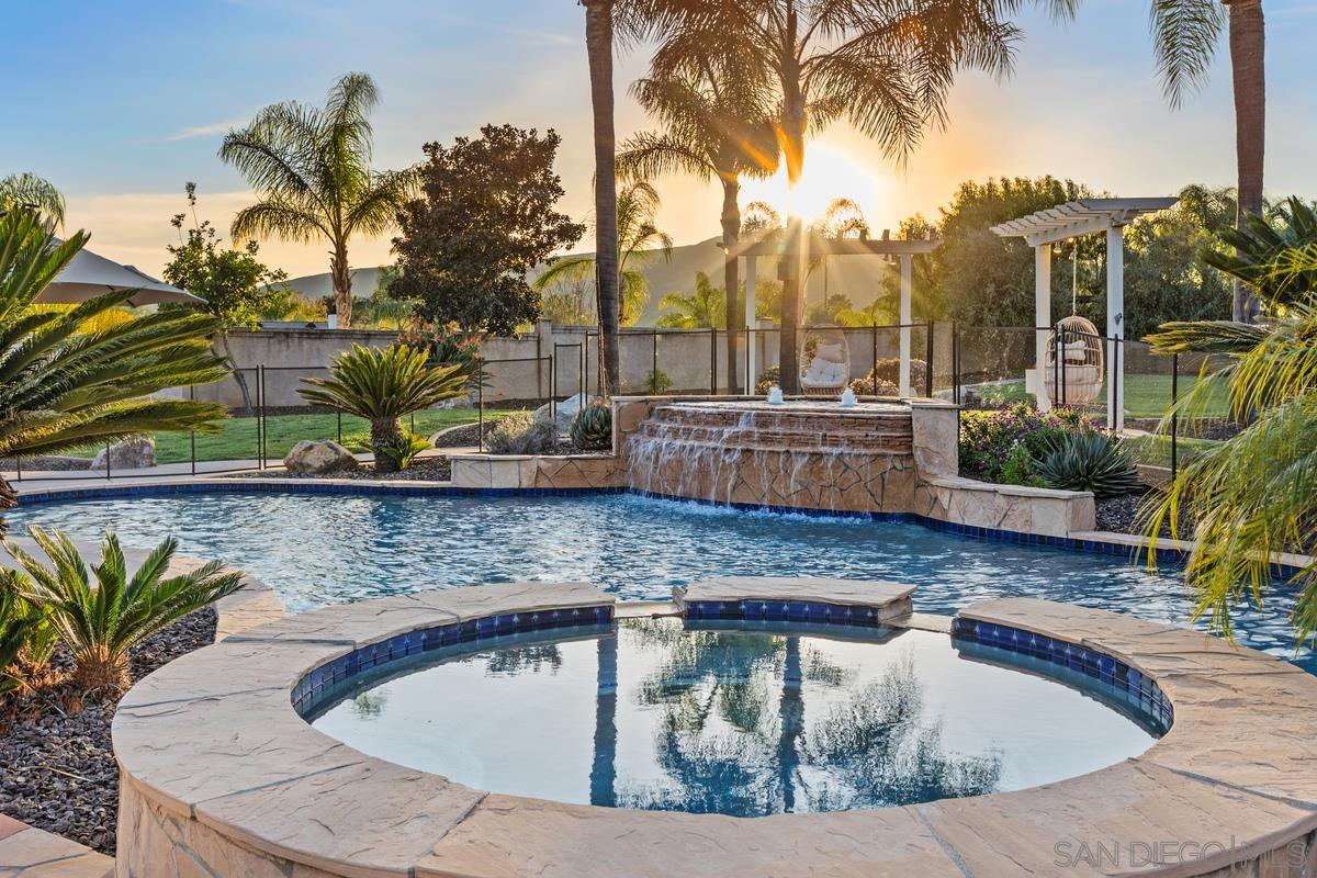 Detail Gallery Image 5 of 37 For 1751  Victoria Way, San Marcos,  CA 92069 - 5 Beds | 3/1 Baths