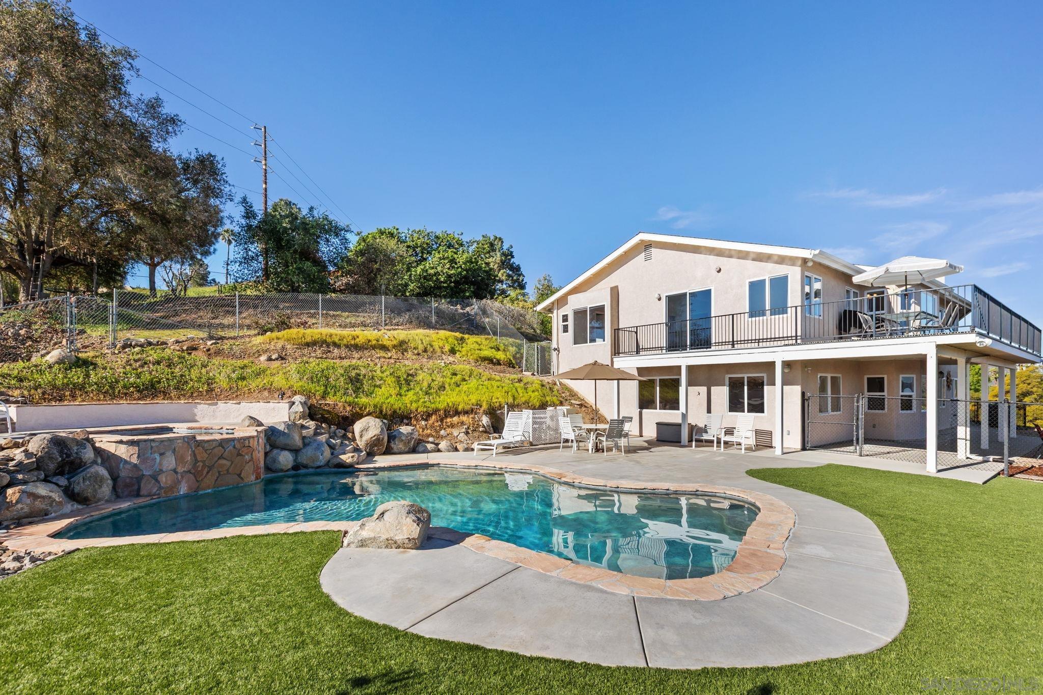 Detail Gallery Image 2 of 31 For 1033  via Contenta, Escondido,  CA 92029 - 5 Beds | 3/1 Baths