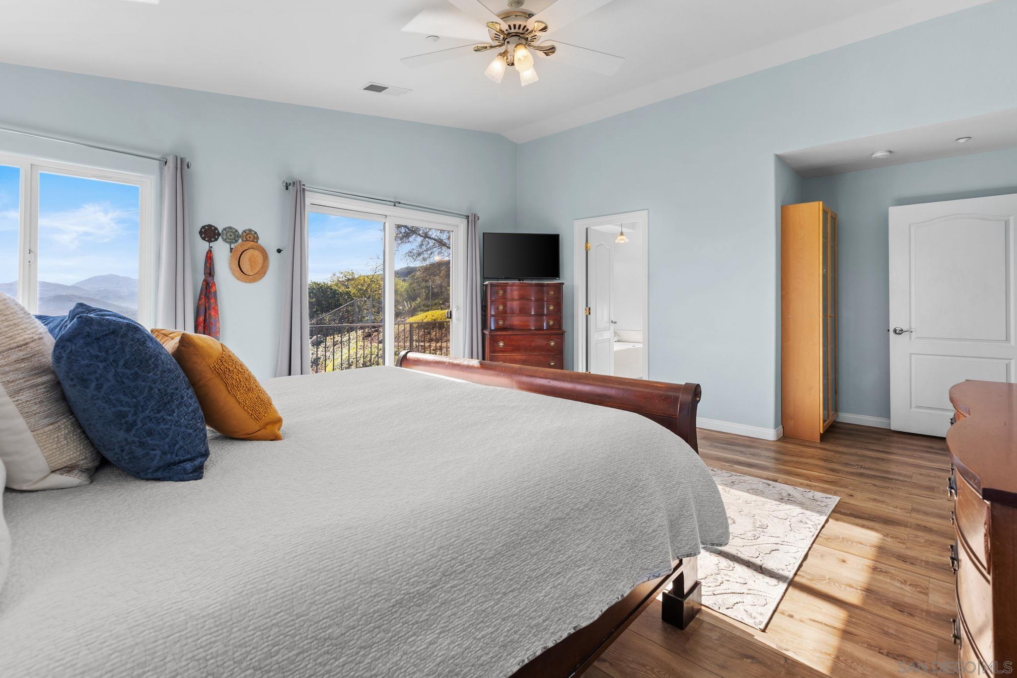 Detail Gallery Image 14 of 31 For 1033  via Contenta, Escondido,  CA 92029 - 5 Beds | 3/1 Baths