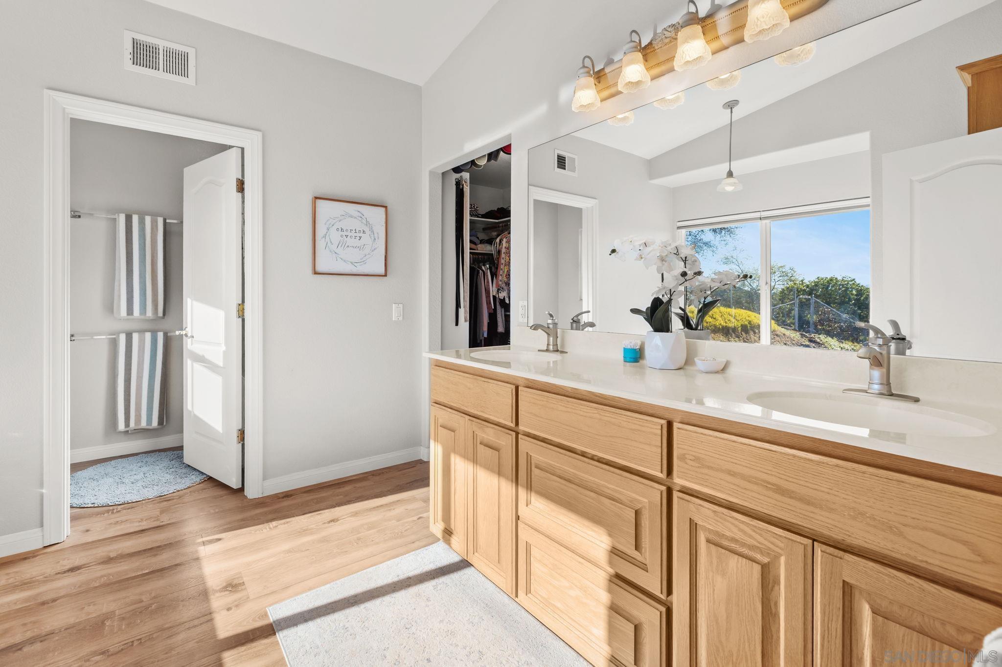 Detail Gallery Image 15 of 31 For 1033  via Contenta, Escondido,  CA 92029 - 5 Beds | 3/1 Baths