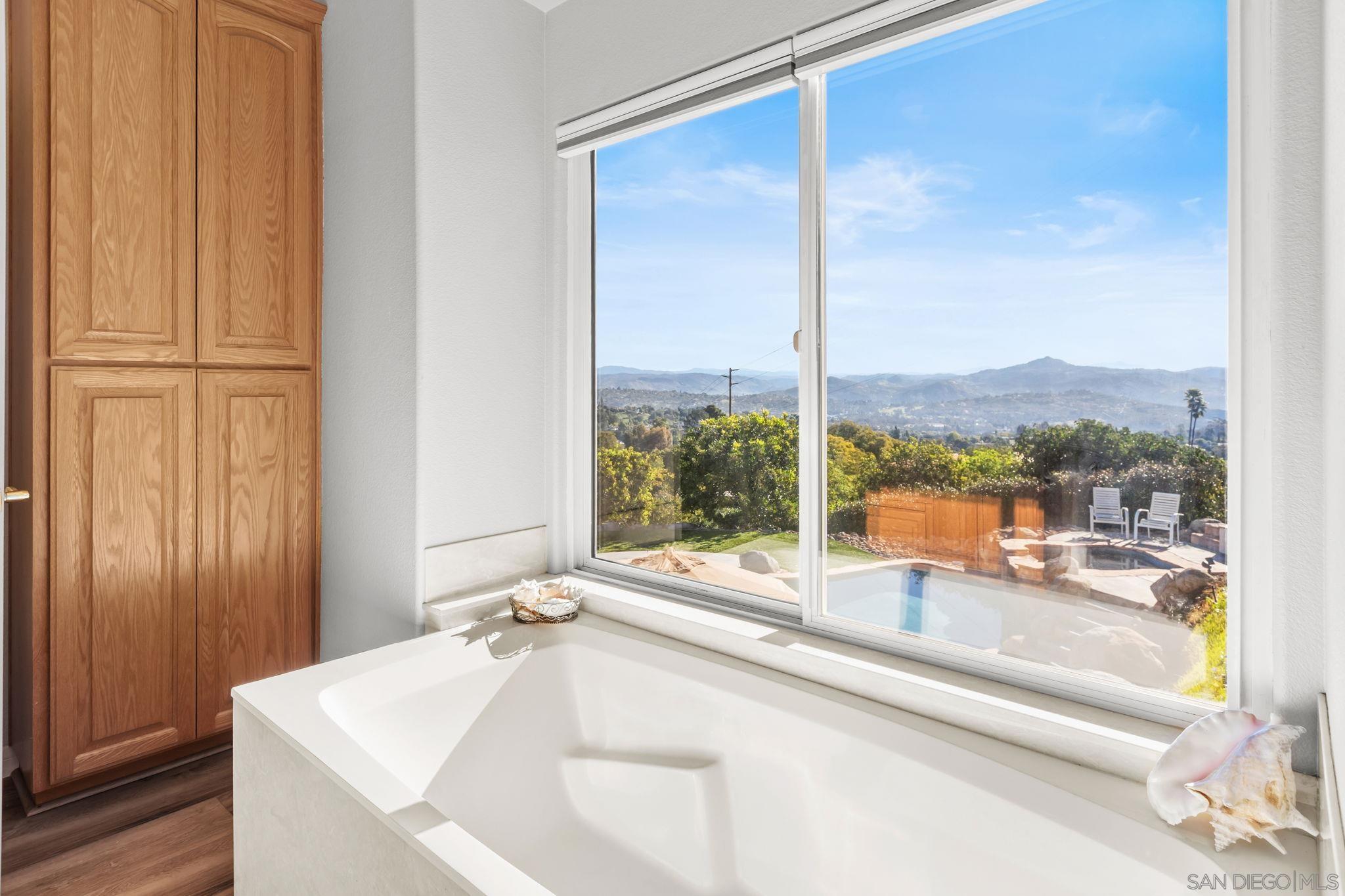 Detail Gallery Image 16 of 31 For 1033  via Contenta, Escondido,  CA 92029 - 5 Beds | 3/1 Baths