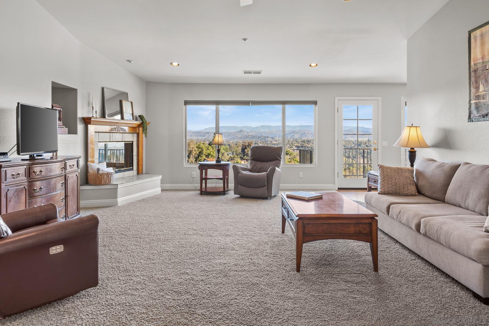 Detail Gallery Image 4 of 31 For 1033  via Contenta, Escondido,  CA 92029 - 5 Beds | 3/1 Baths