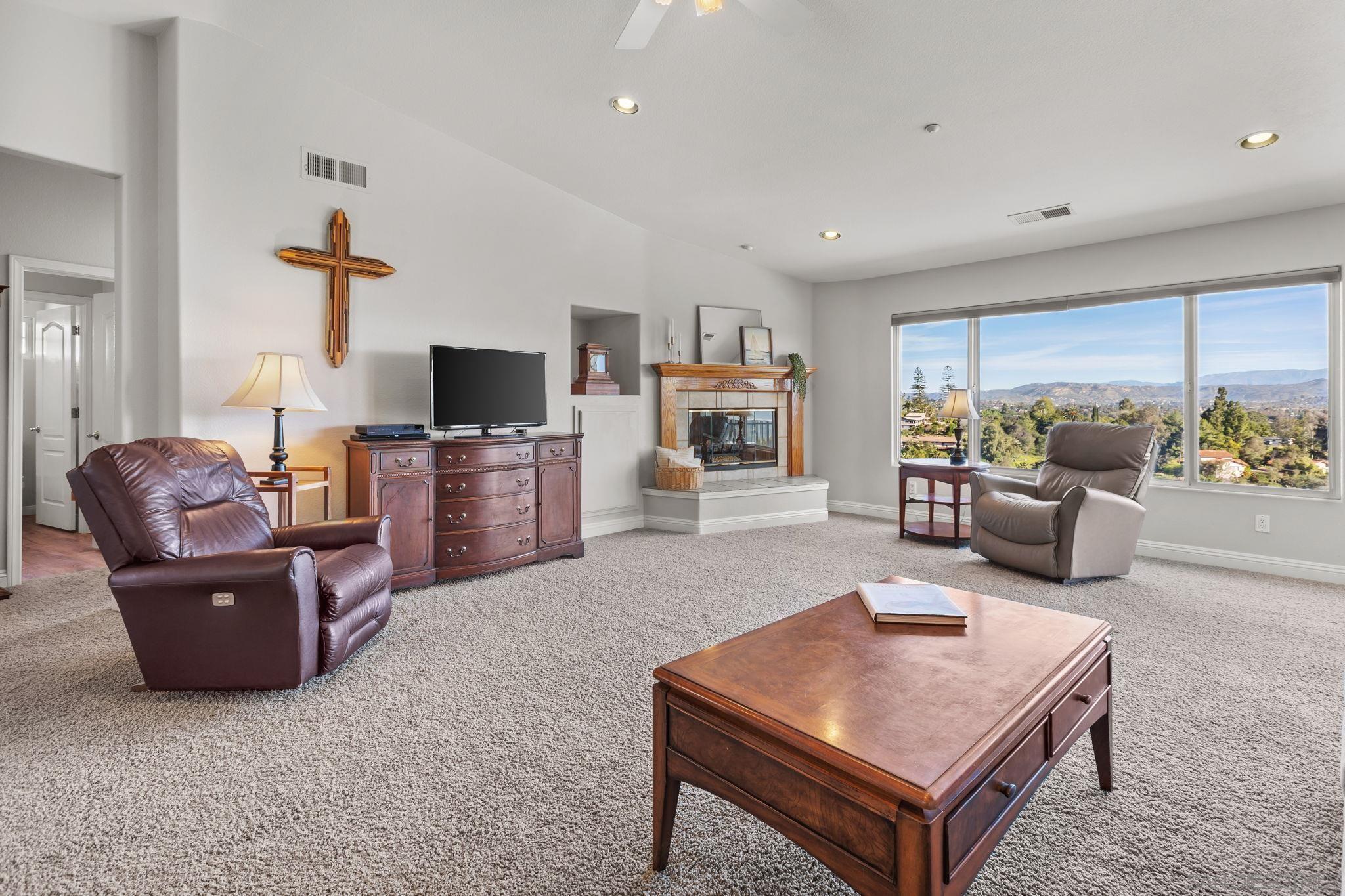 Detail Gallery Image 5 of 31 For 1033  via Contenta, Escondido,  CA 92029 - 5 Beds | 3/1 Baths