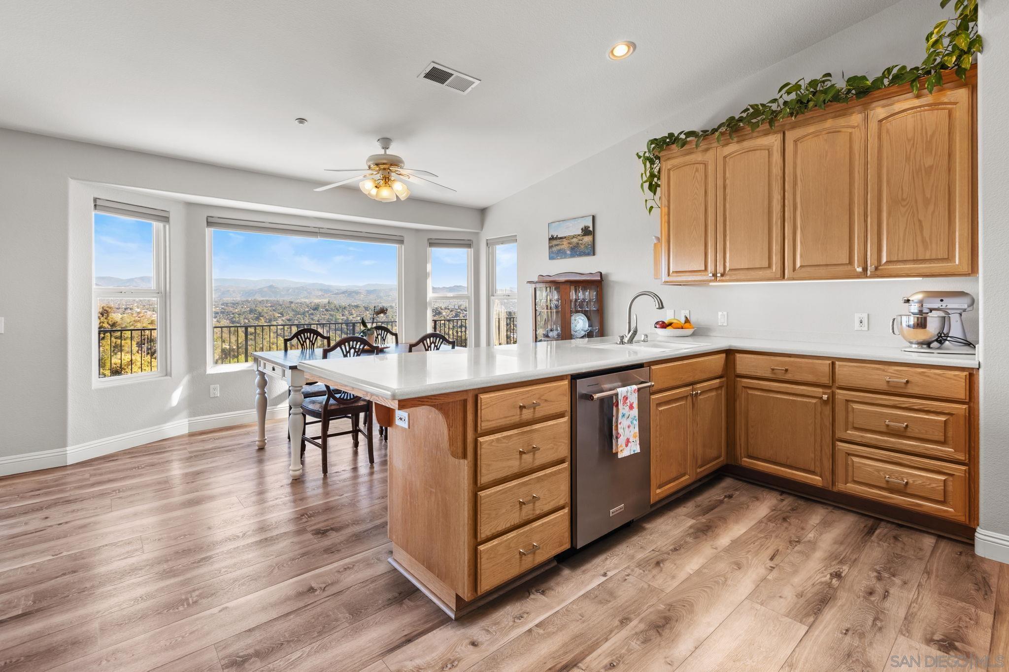 Detail Gallery Image 6 of 31 For 1033  via Contenta, Escondido,  CA 92029 - 5 Beds | 3/1 Baths