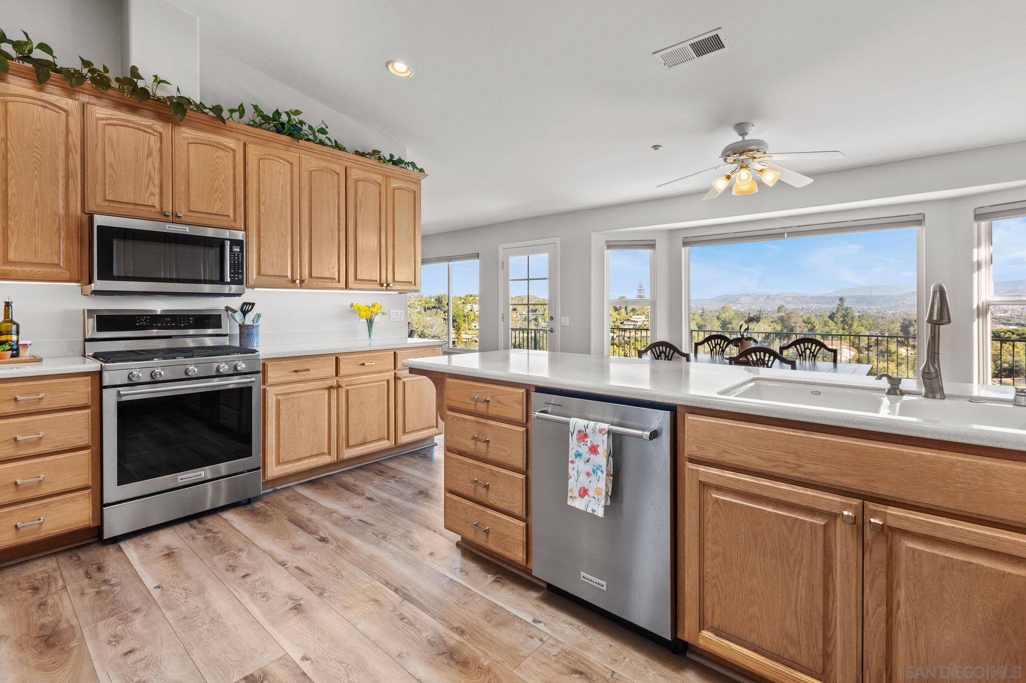 Detail Gallery Image 8 of 31 For 1033  via Contenta, Escondido,  CA 92029 - 5 Beds | 3/1 Baths