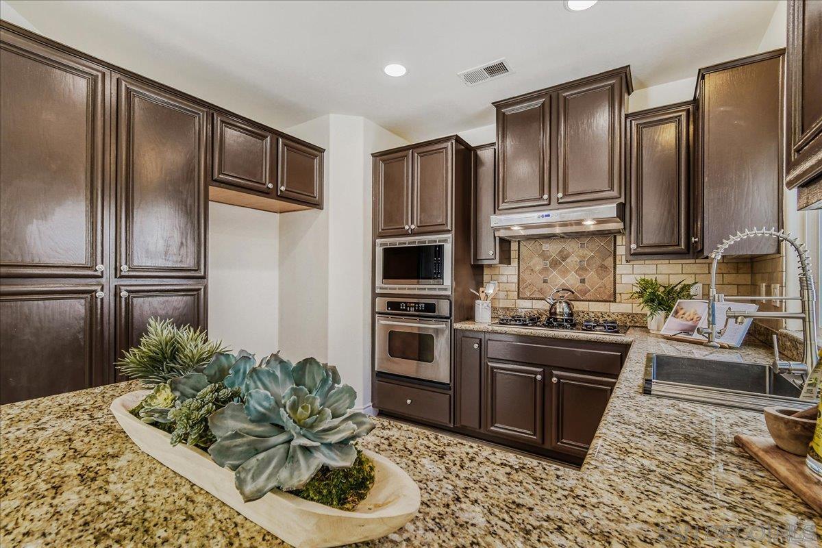 Detail Gallery Image 14 of 37 For 1974  Olivia Gln, Escondido,  CA 92025 - 4 Beds | 2/1 Baths