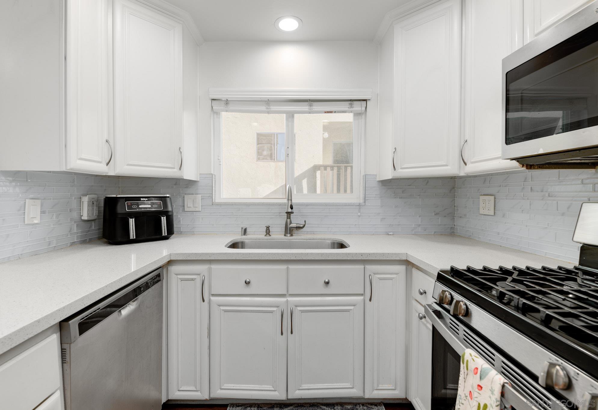 Detail Gallery Image 8 of 25 For 3631  Lemona  #C,  San Diego,  CA 92105 - 2 Beds | 1/1 Baths