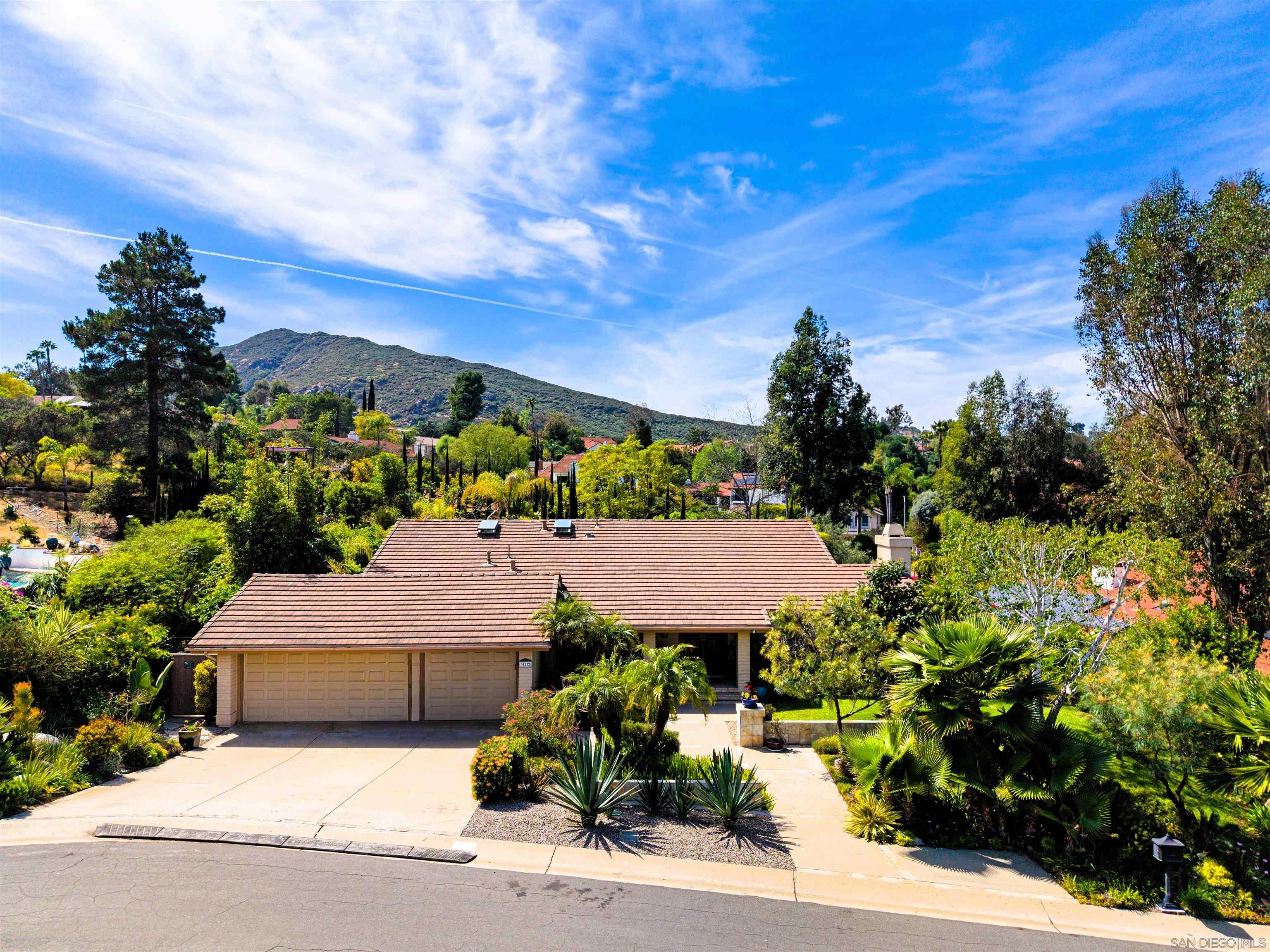Detail Gallery Image 2 of 21 For 352  Calle Bonita, Escondido,  CA 92029 - 4 Beds | 2/1 Baths