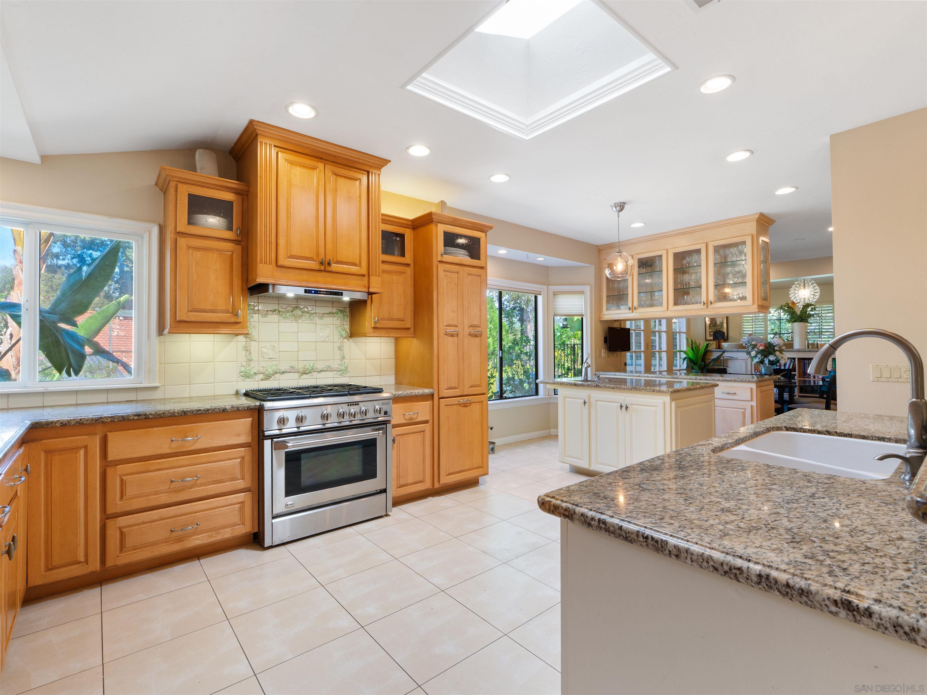 Detail Gallery Image 6 of 21 For 352  Calle Bonita, Escondido,  CA 92029 - 4 Beds | 2/1 Baths