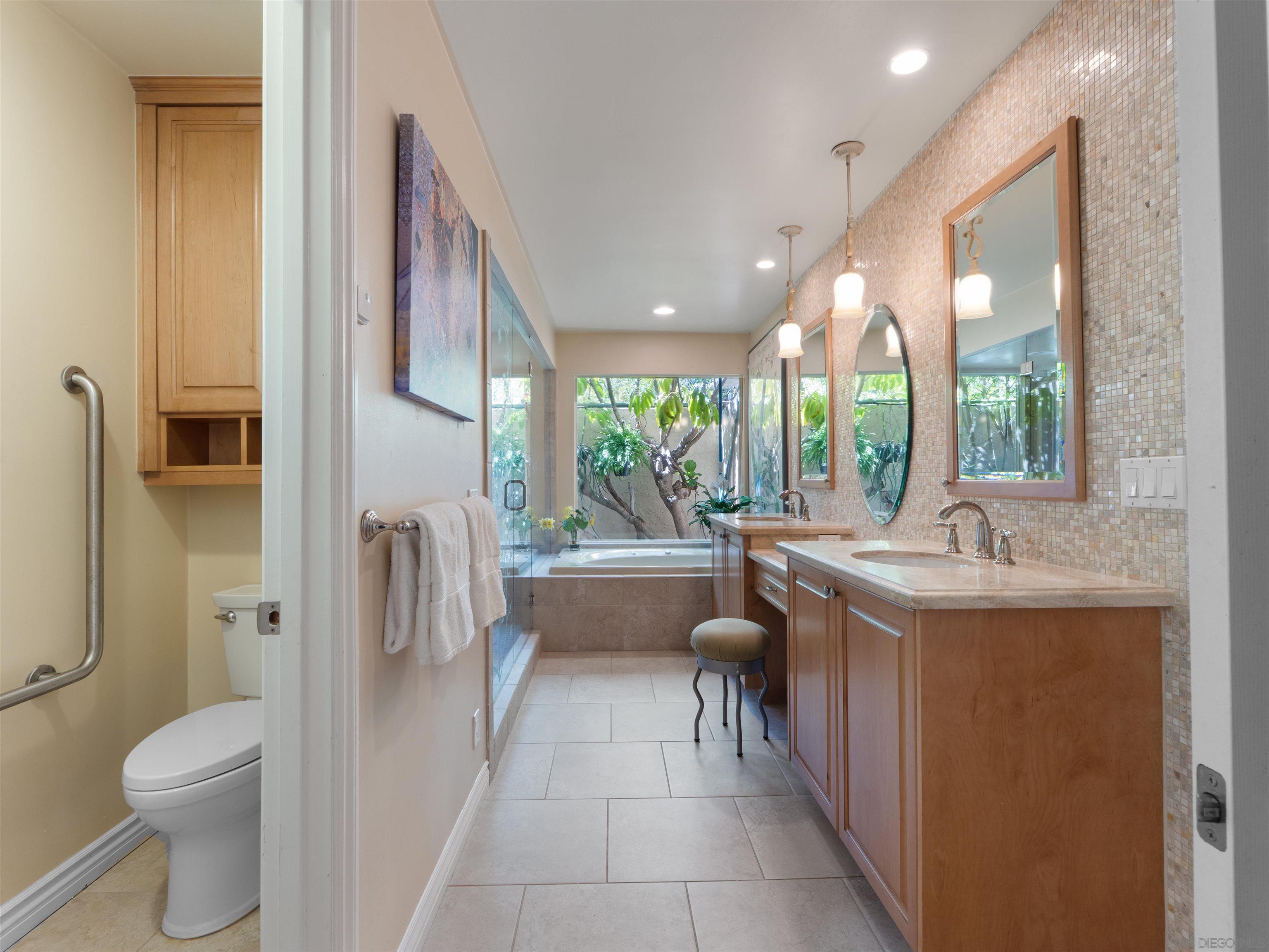 Detail Gallery Image 9 of 21 For 352  Calle Bonita, Escondido,  CA 92029 - 4 Beds | 2/1 Baths