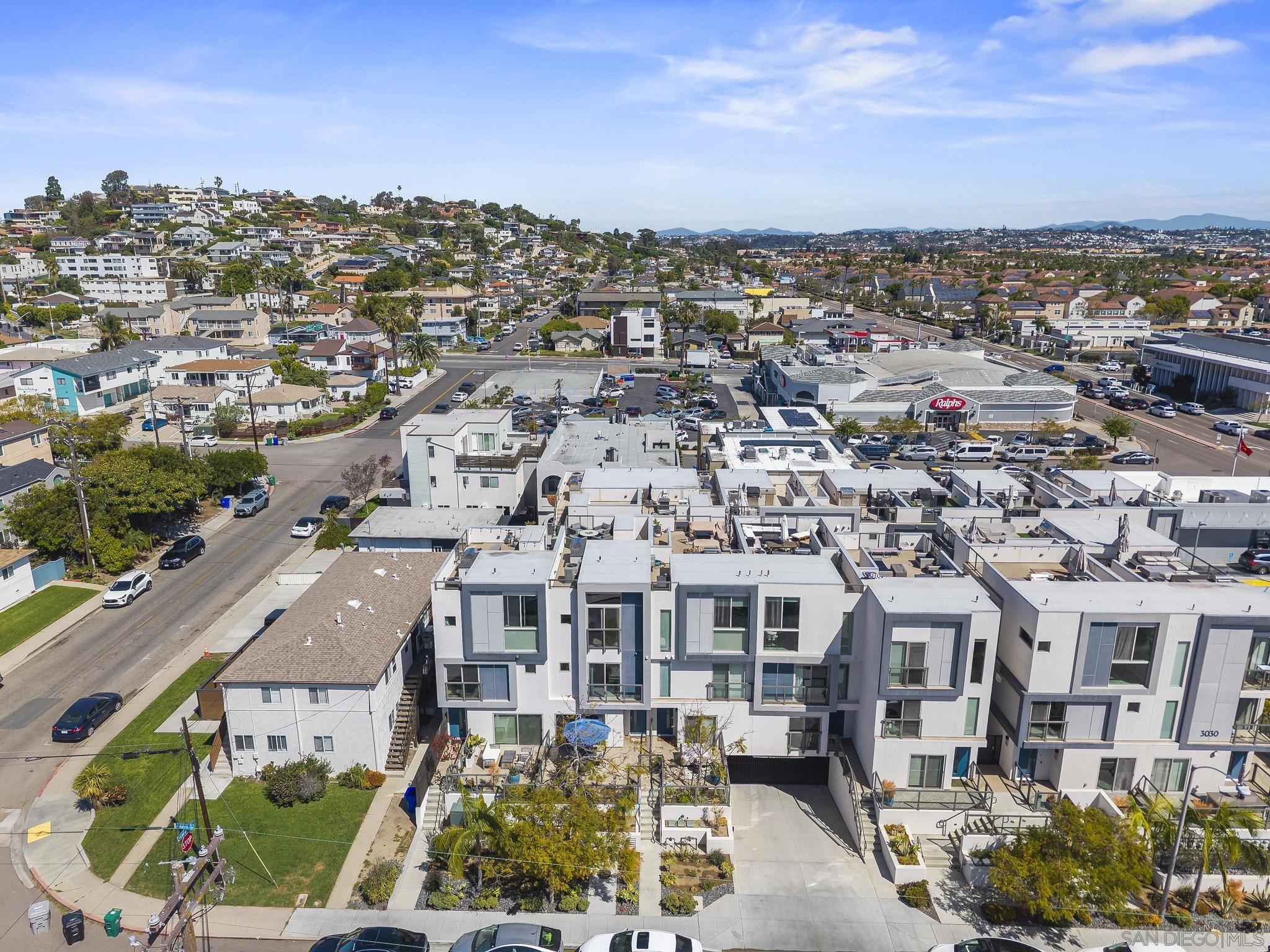 Detail Gallery Image 2 of 35 For 3030  Jarvis St  #2,  San Diego,  CA 92106 - 3 Beds | 3/1 Baths