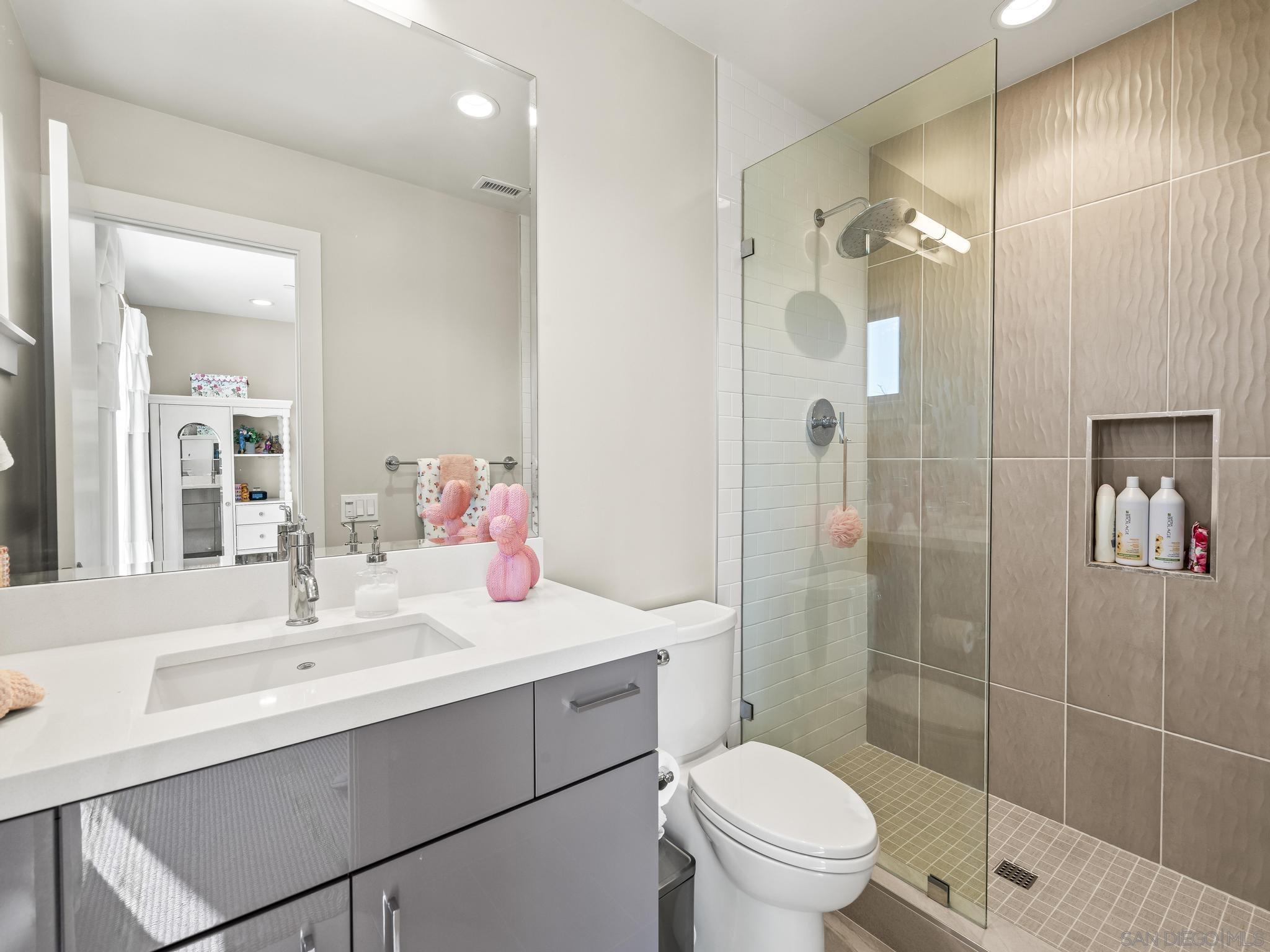 Detail Gallery Image 21 of 35 For 3030  Jarvis St  #2,  San Diego,  CA 92106 - 3 Beds | 3/1 Baths