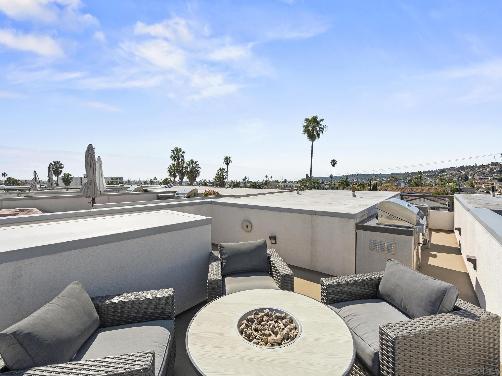 Detail Gallery Image 4 of 35 For 3030  Jarvis St  #2,  San Diego,  CA 92106 - 3 Beds | 3/1 Baths