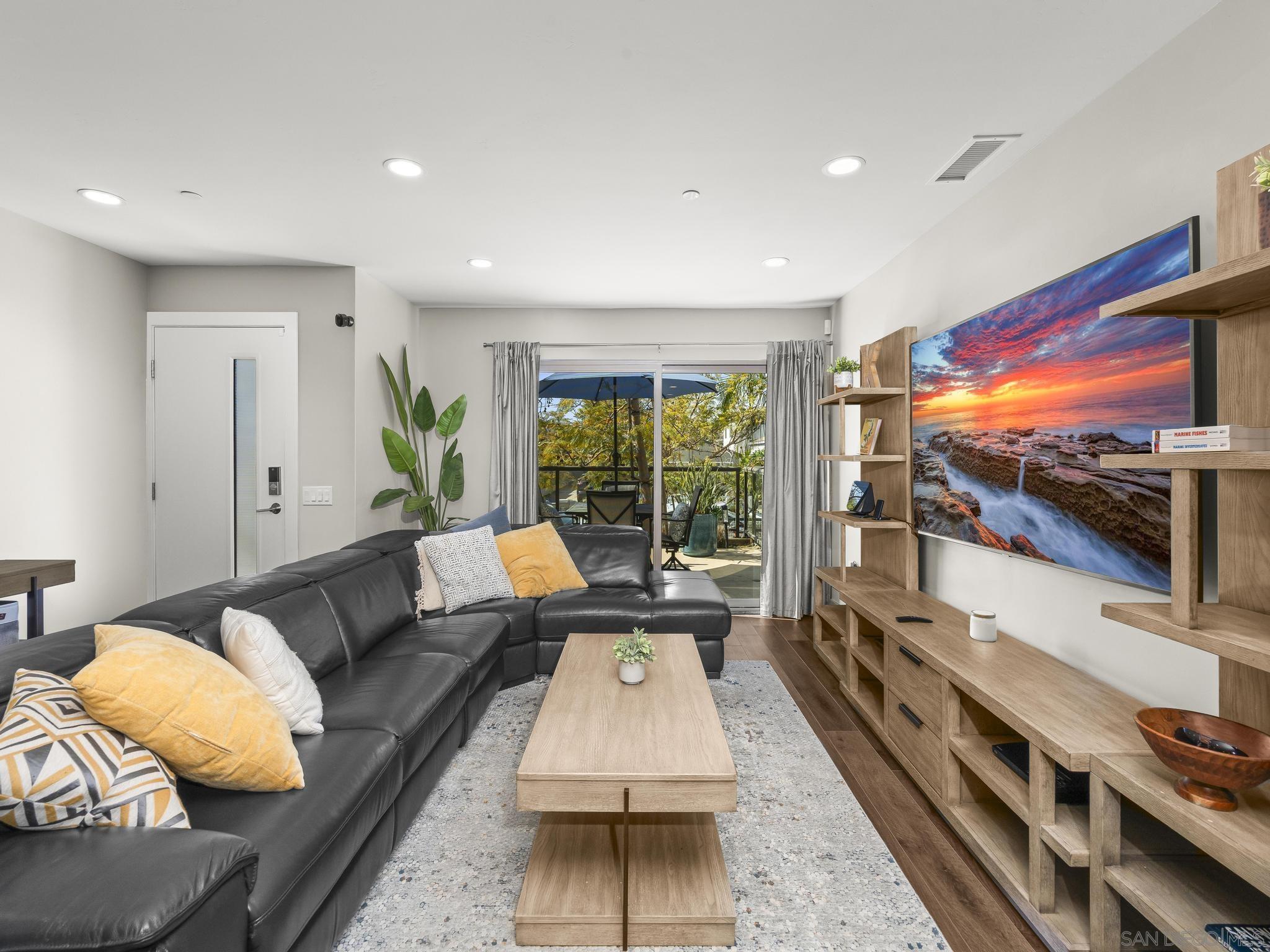 Detail Gallery Image 7 of 35 For 3030  Jarvis St  #2,  San Diego,  CA 92106 - 3 Beds | 3/1 Baths